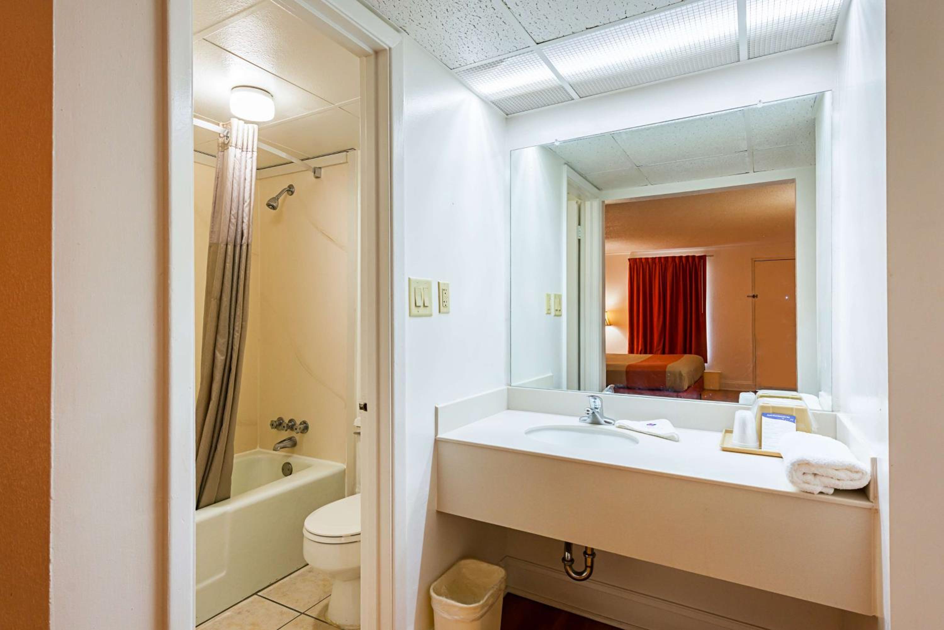 Quadruple Room - Non-Smoking photo 2