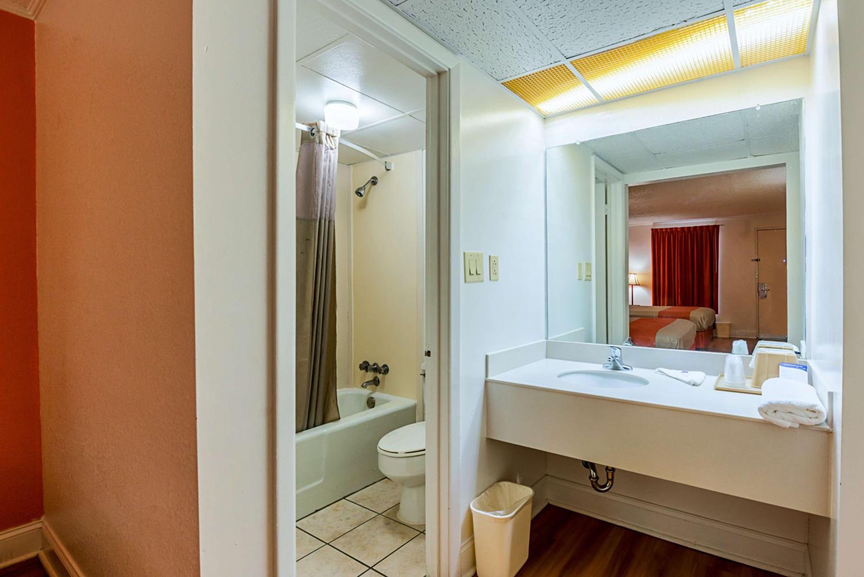 Quadruple Room - Non-Smoking photo 3