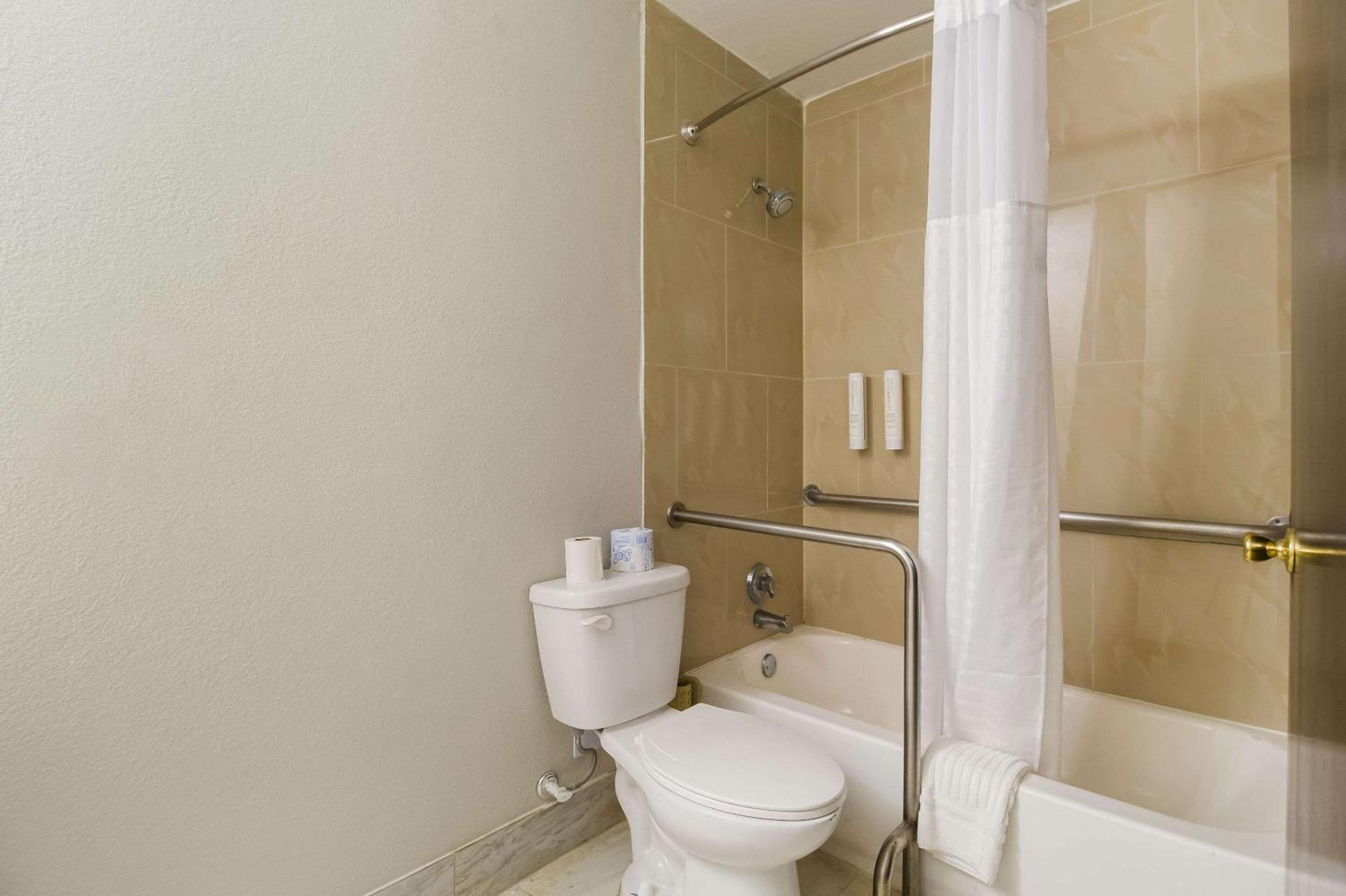 King Room with Tub - Disability Access/Non Smoking - Photo 6
