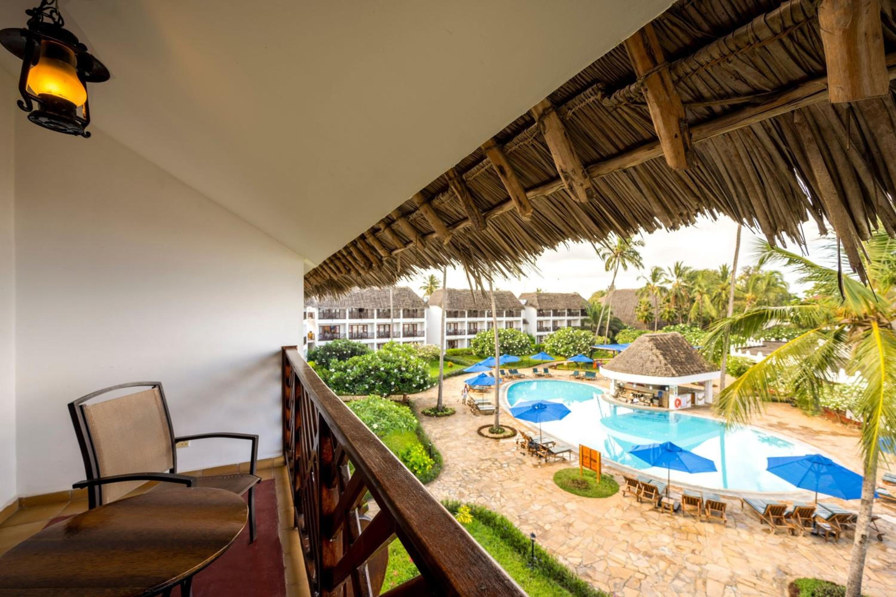 Queen Room with Pool View - Photo 5