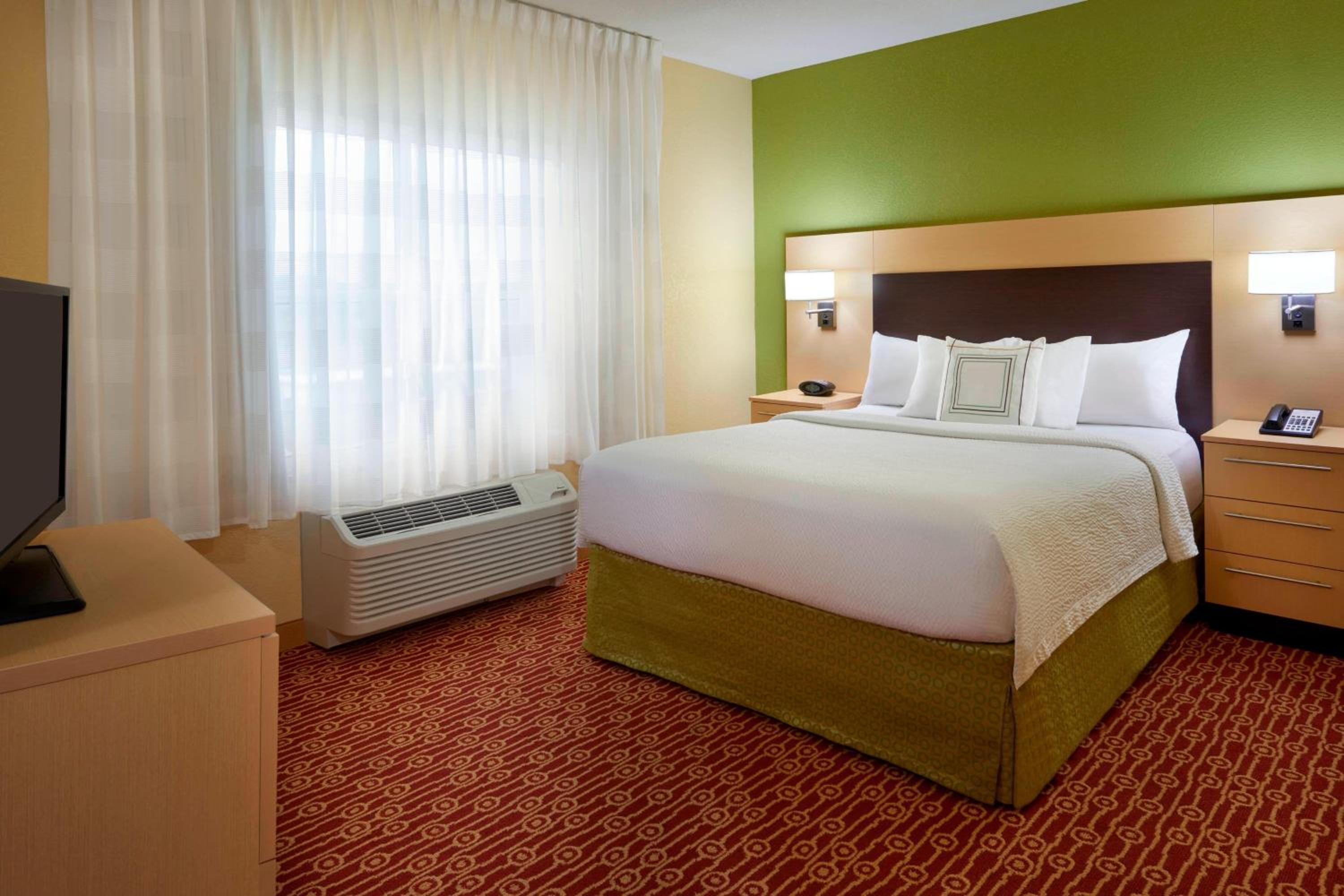 One-Bedroom Queen Suite with Sofa Bed photo 3