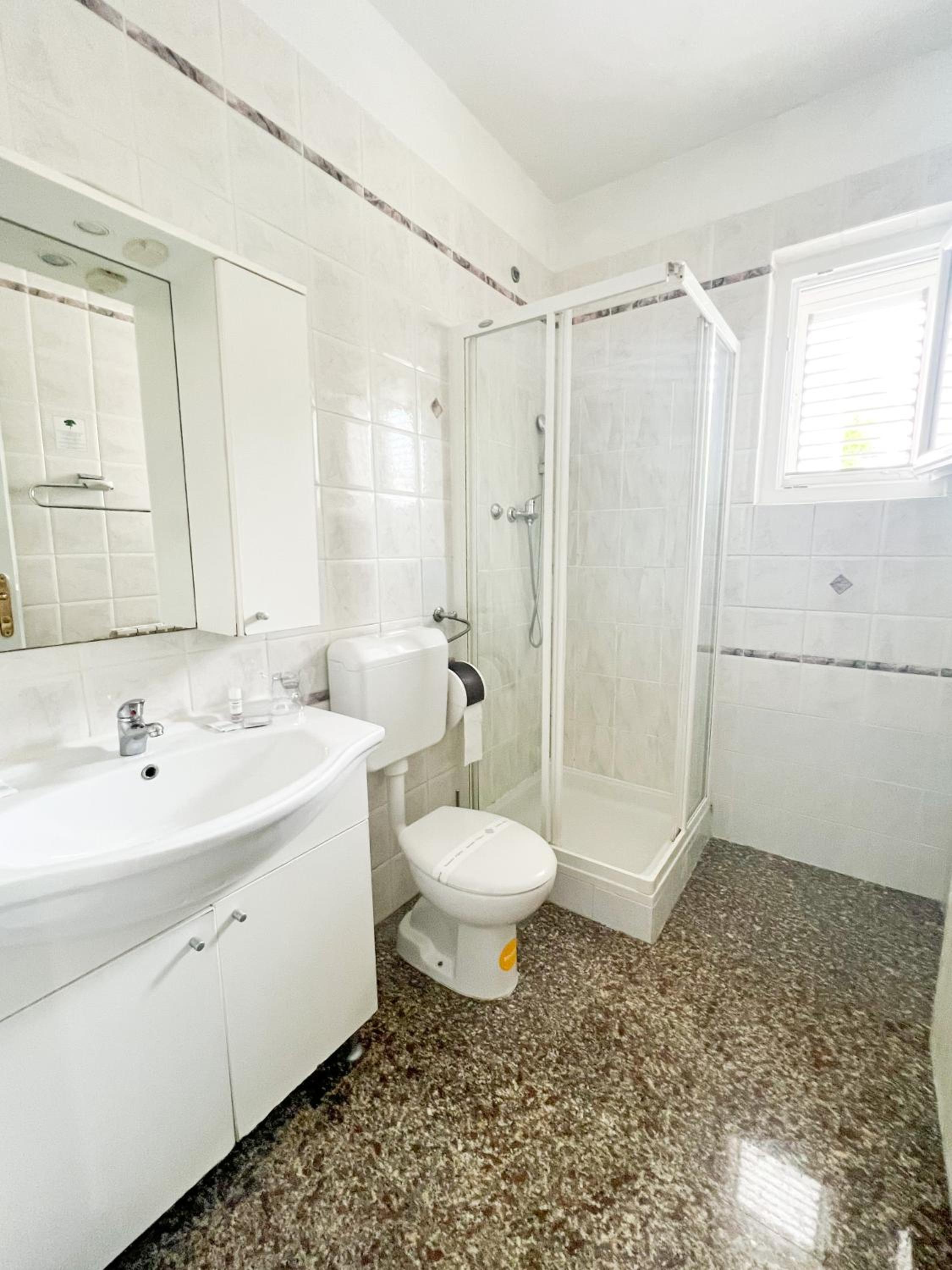 Standard Double Room - Photo 5