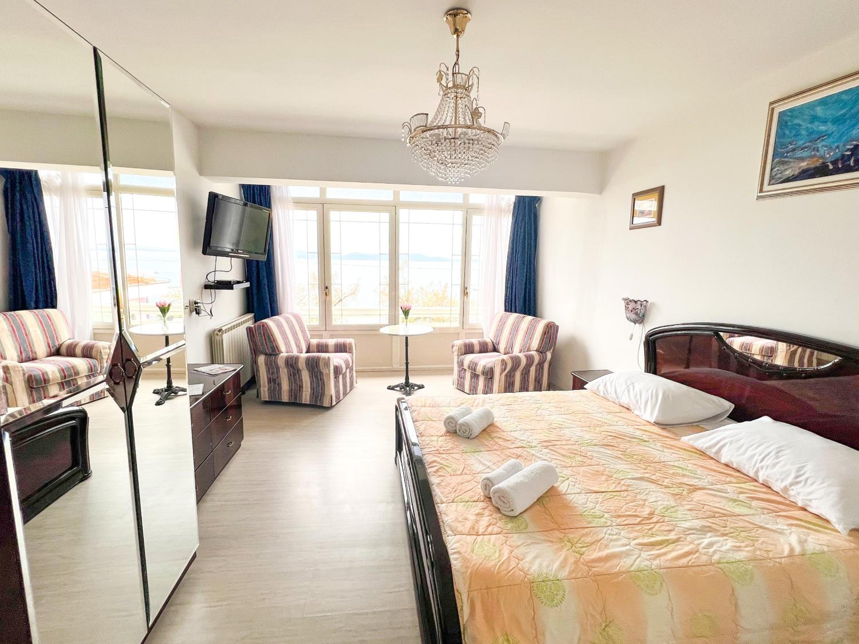 Deluxe Quadruple Room - Photo 4