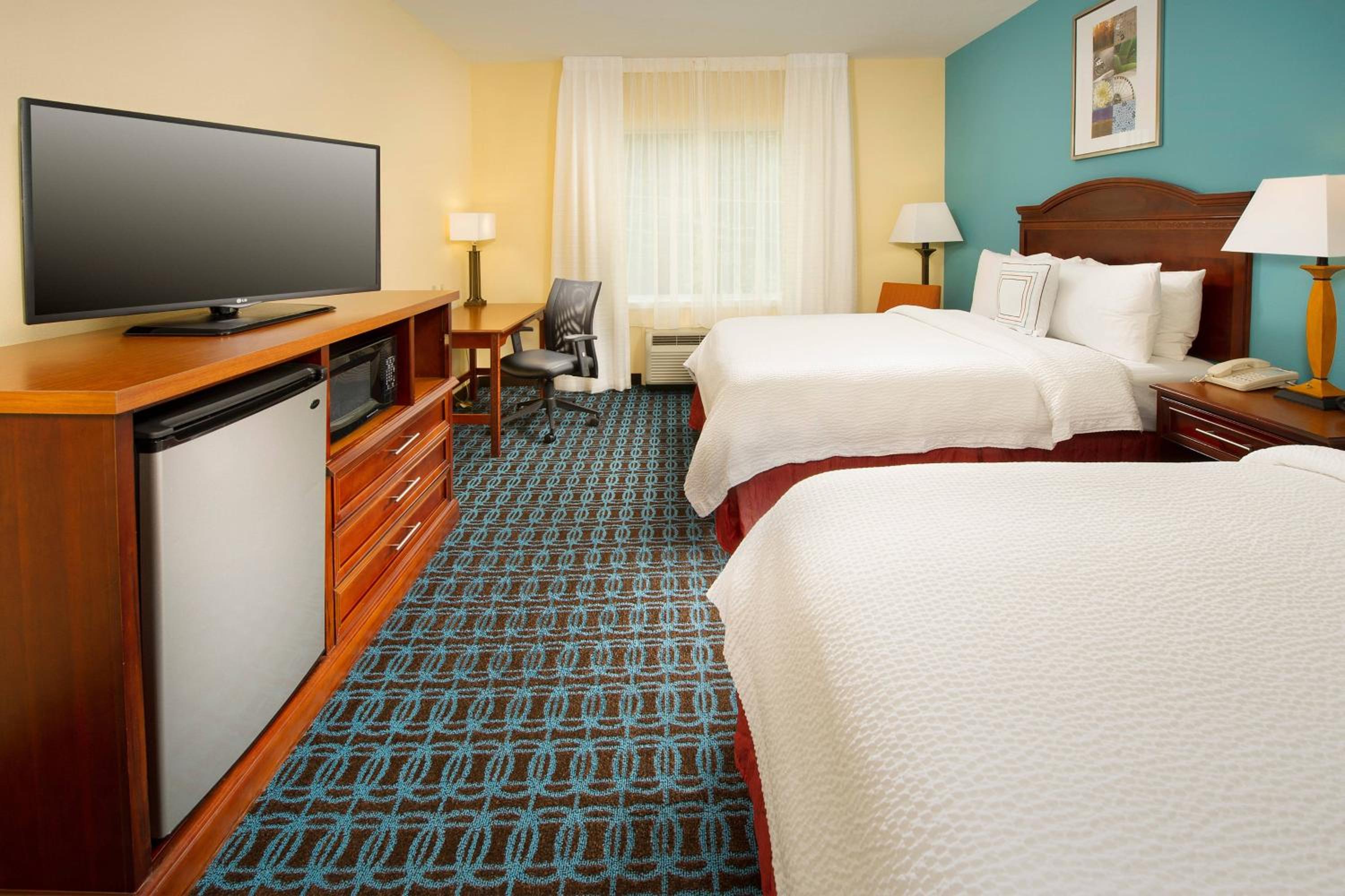 Queen Room with Two Queen Beds - Photo 4