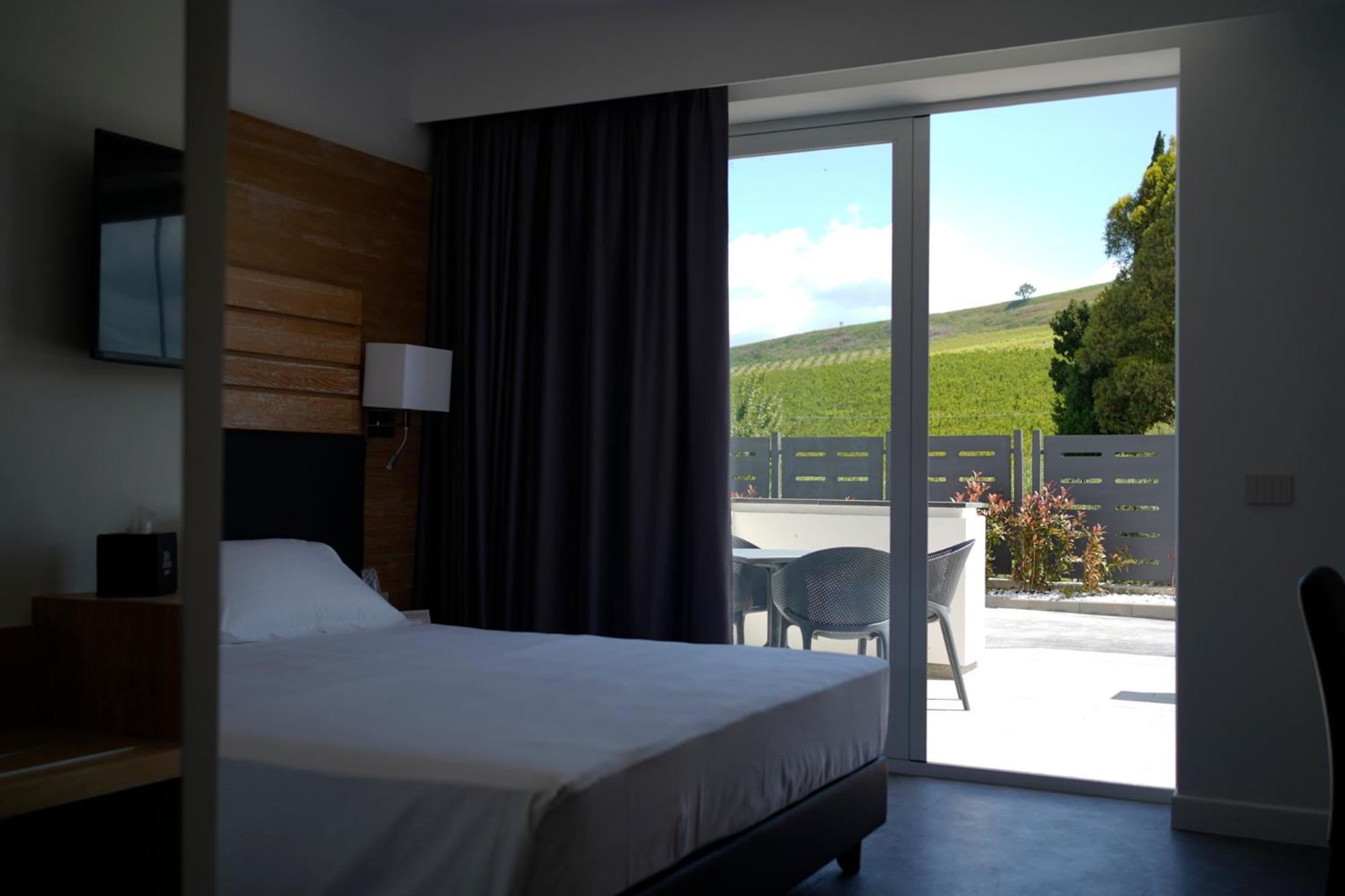 Suite with Balcony - Photo 9