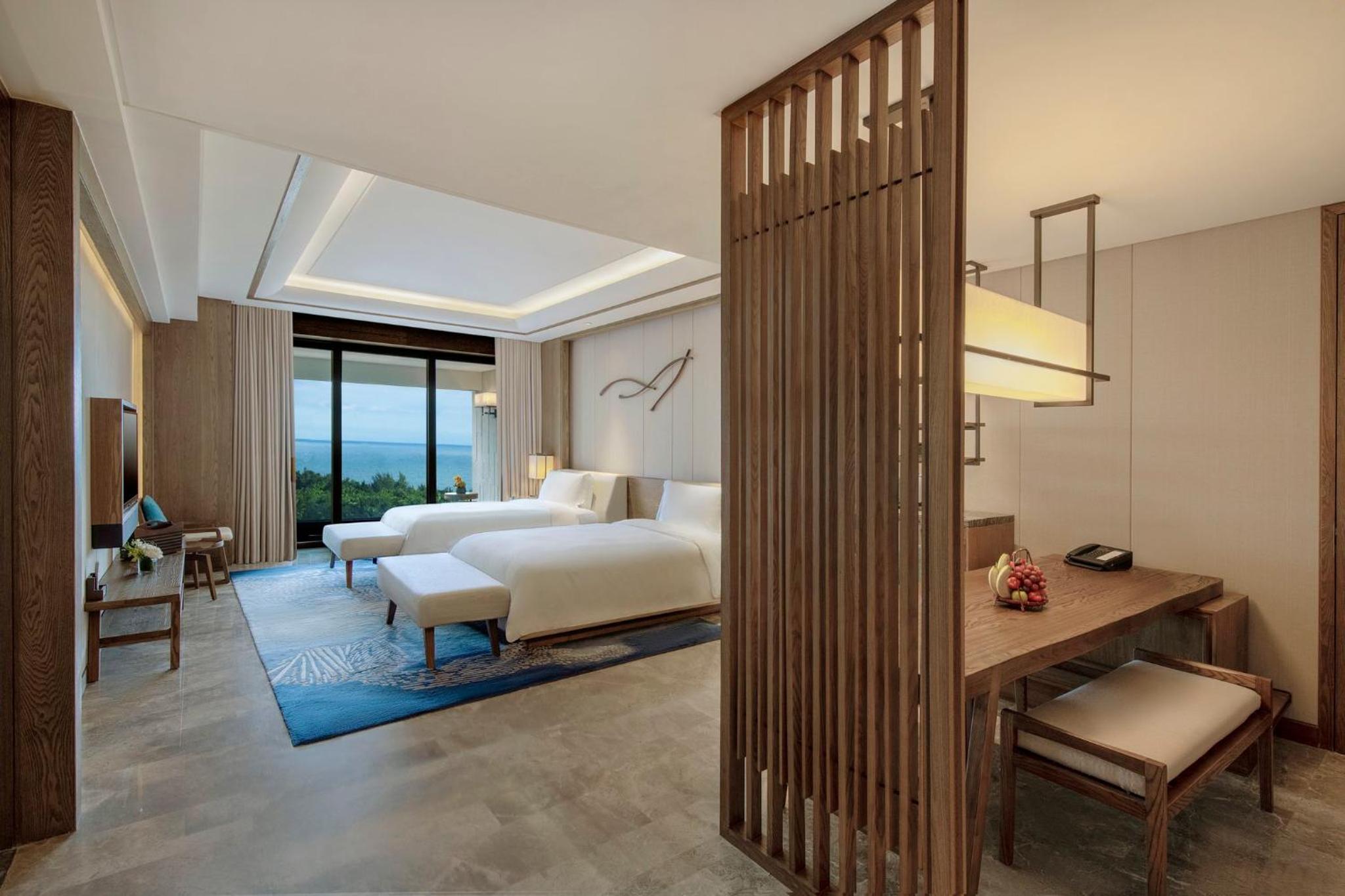 Classic Queen Room with Two Queen Beds and Sea View thumbnail 6