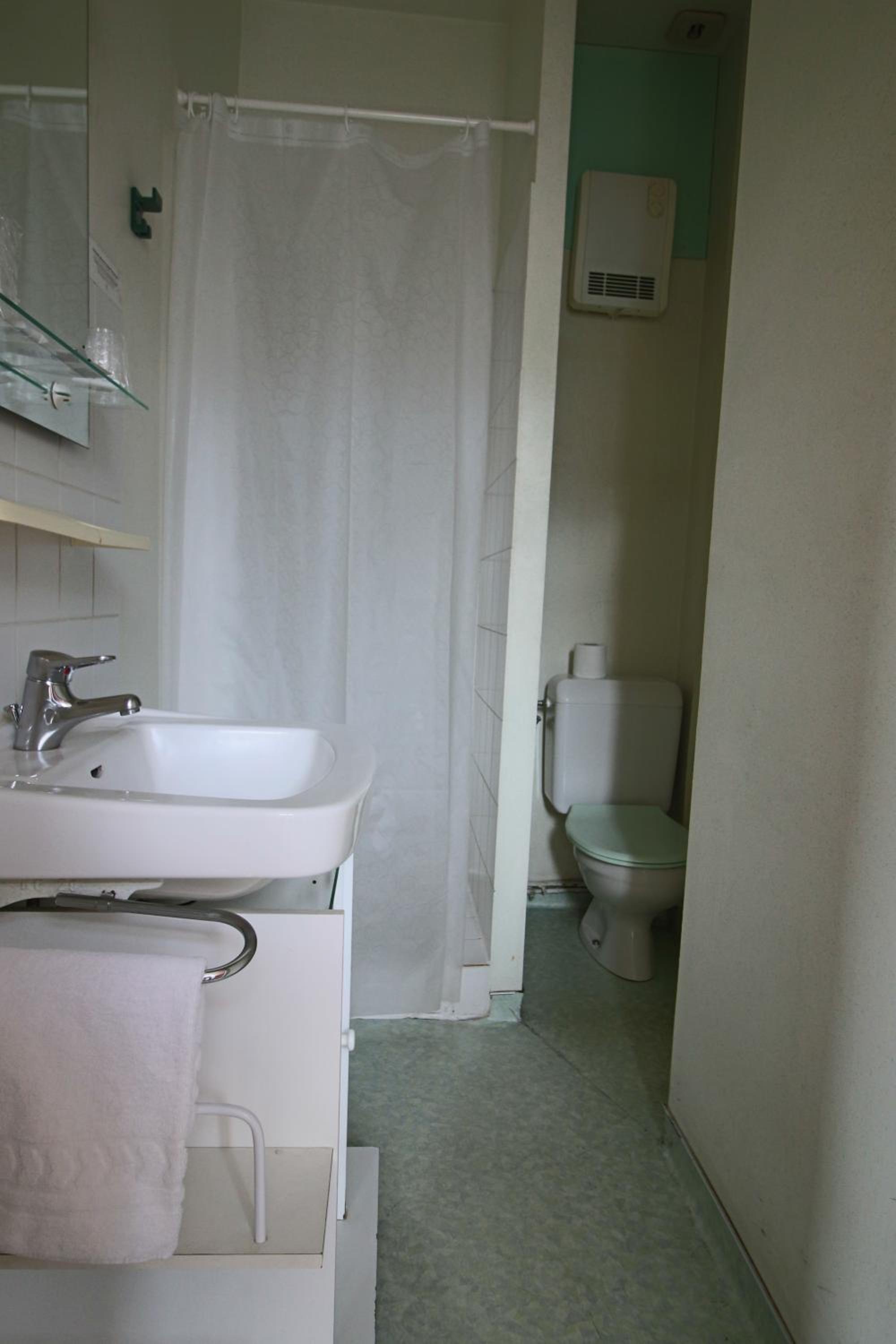 Twin Room - Photo 5