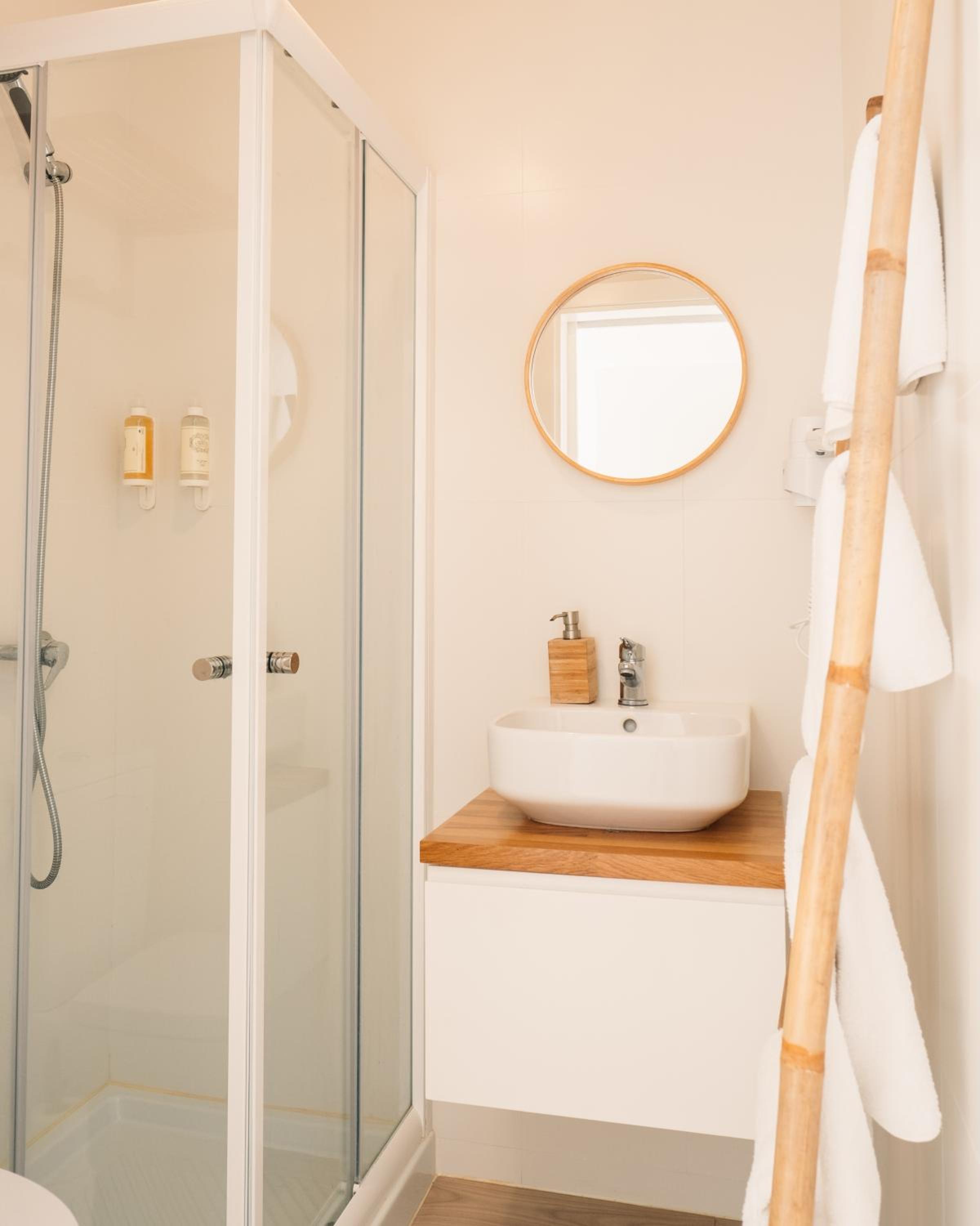 Standard Double or Twin Room with Sea View - Photo 3