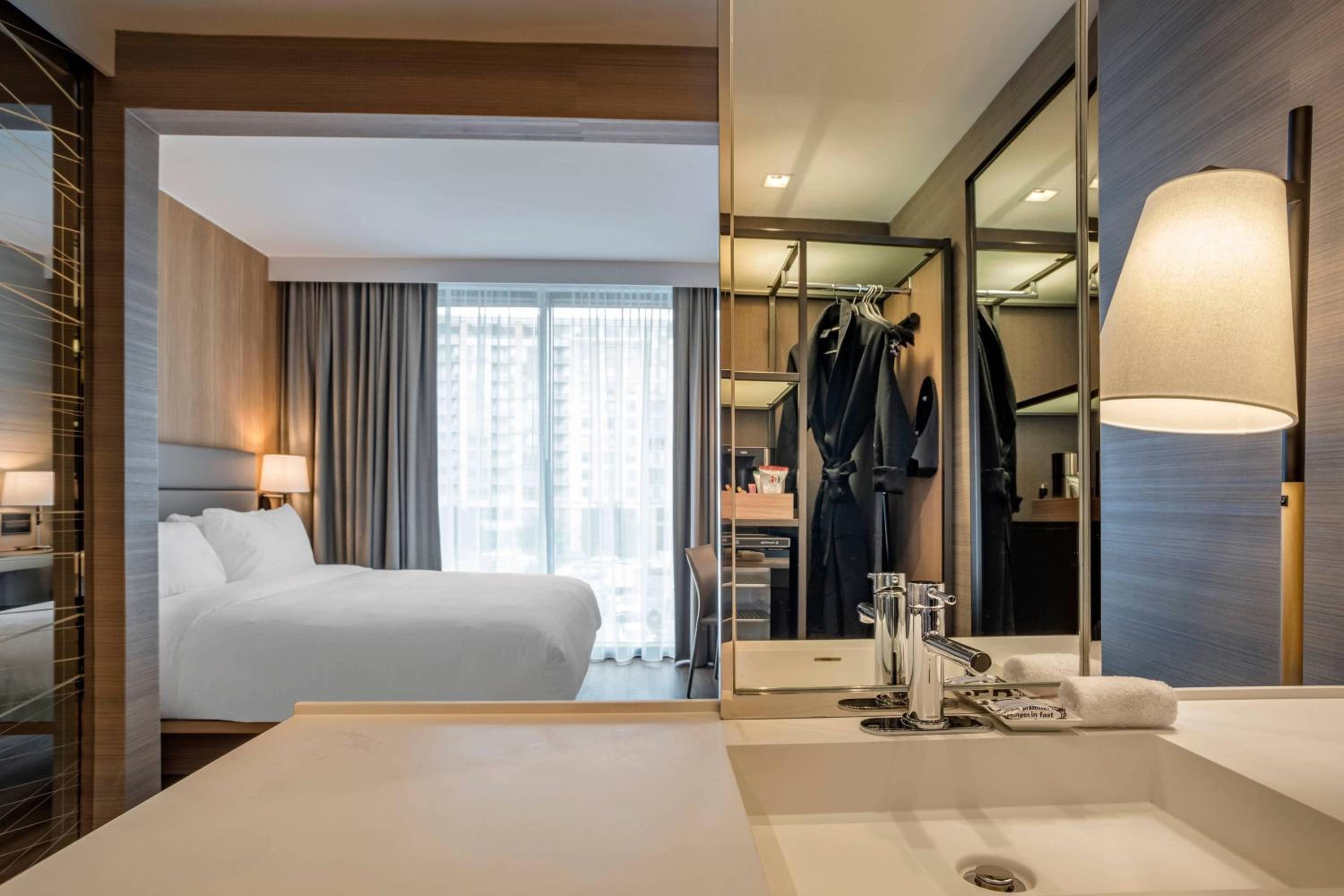 Guest Room, 1 King - Photo 2