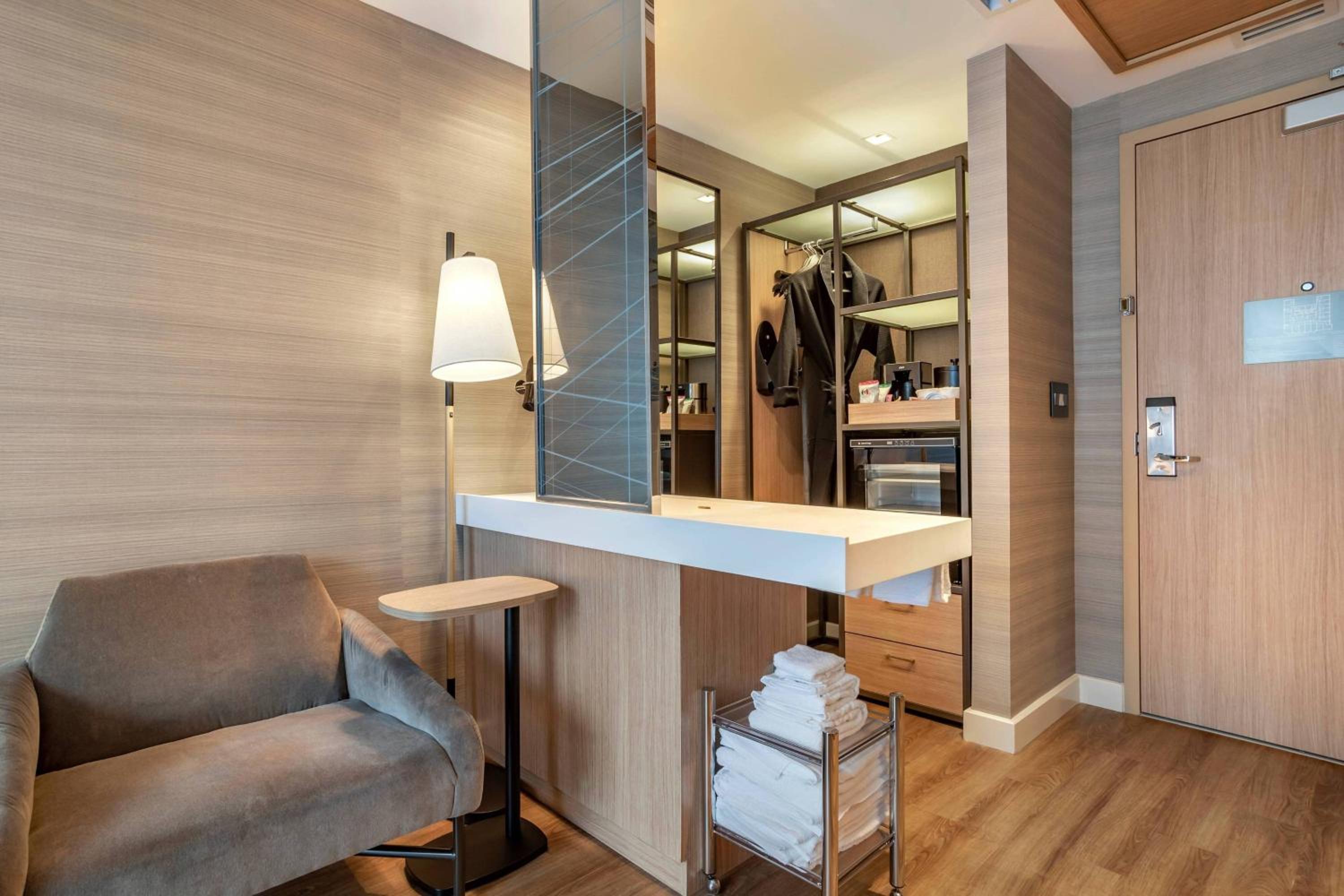 Guest Room, 1 King - Photo 10