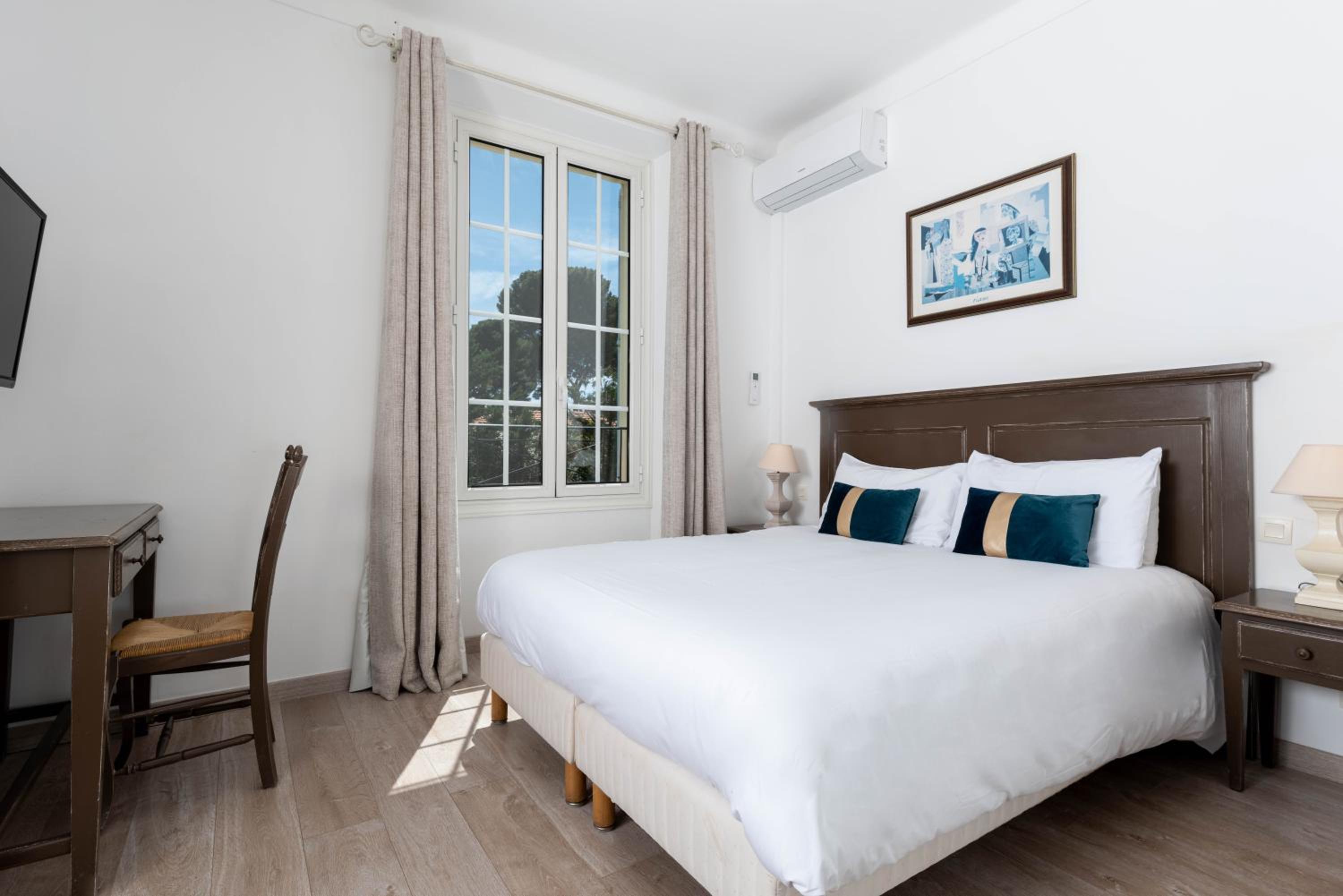 Large Superior Double Room  - Photo 9
