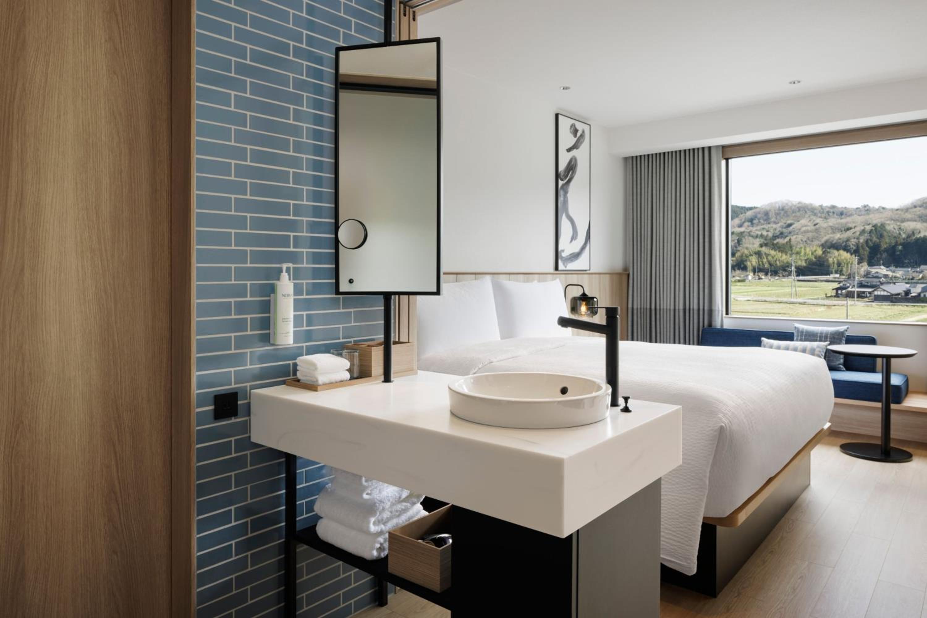 Standard King Room - Photo 7