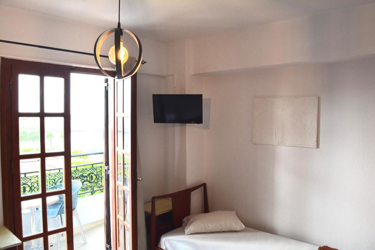 Triple Room with Sea View - Photo 14