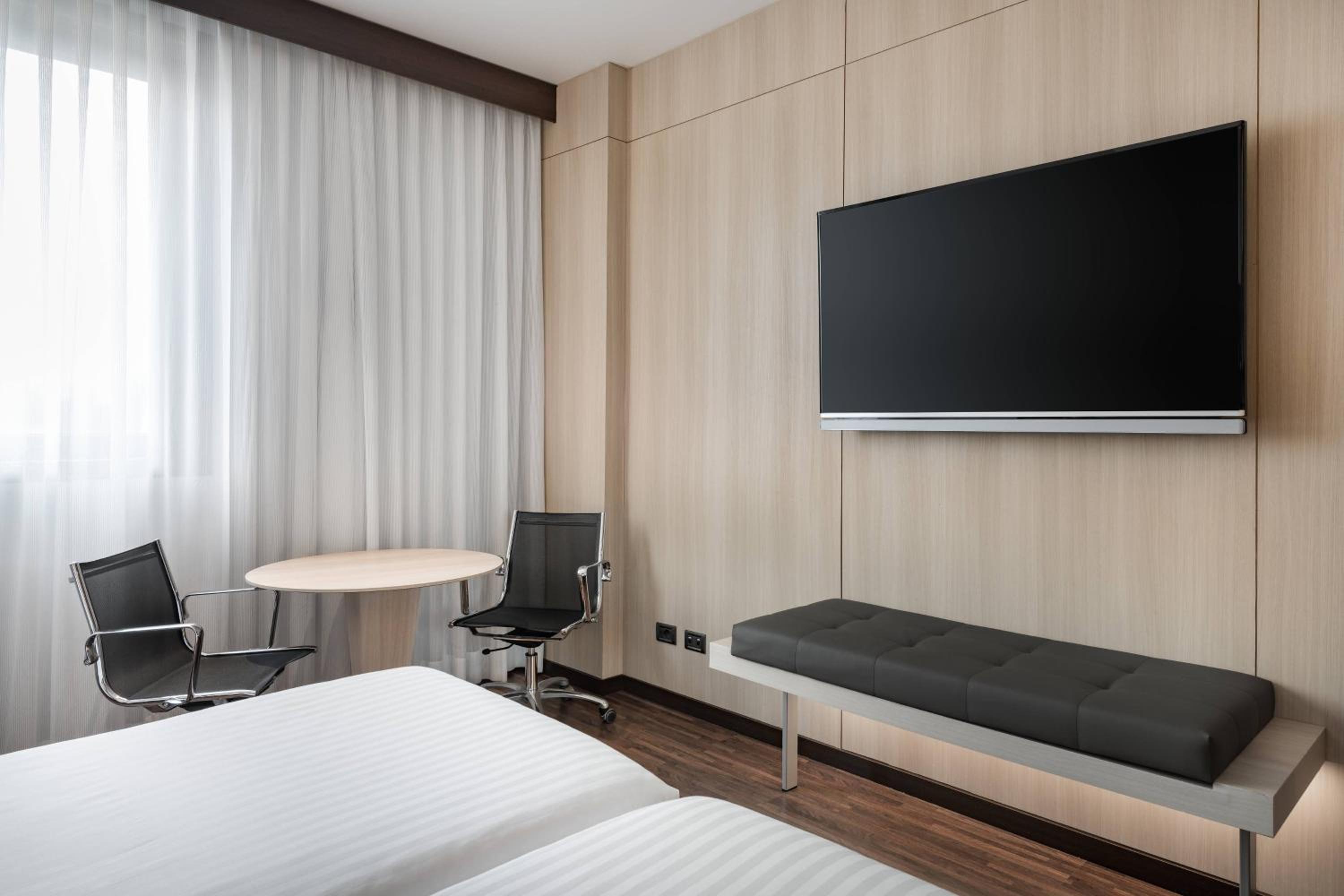 Standard King Room, Guest room, 1 King thumbnail 5