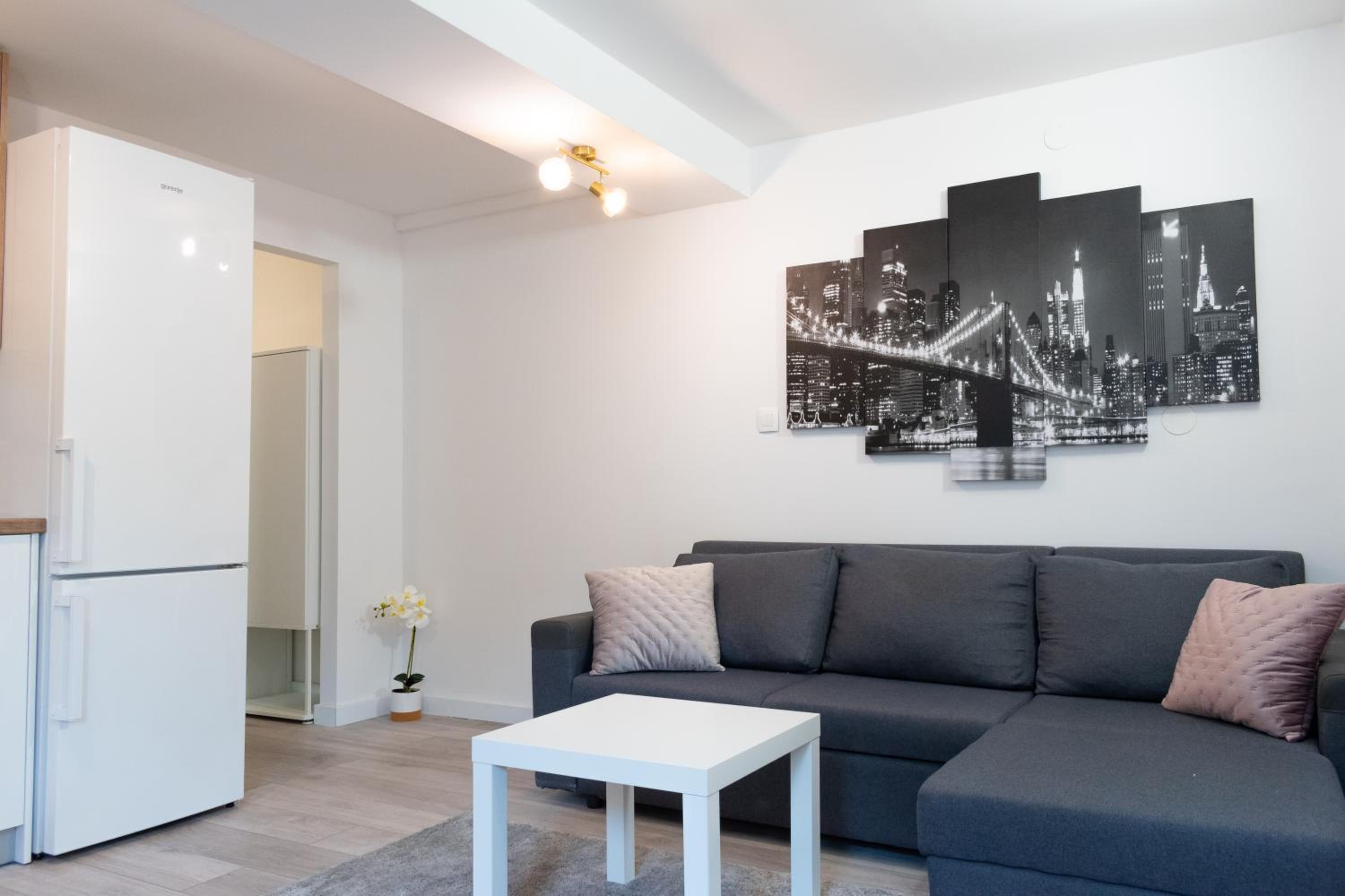 One-Bedroom Apartment photo 1