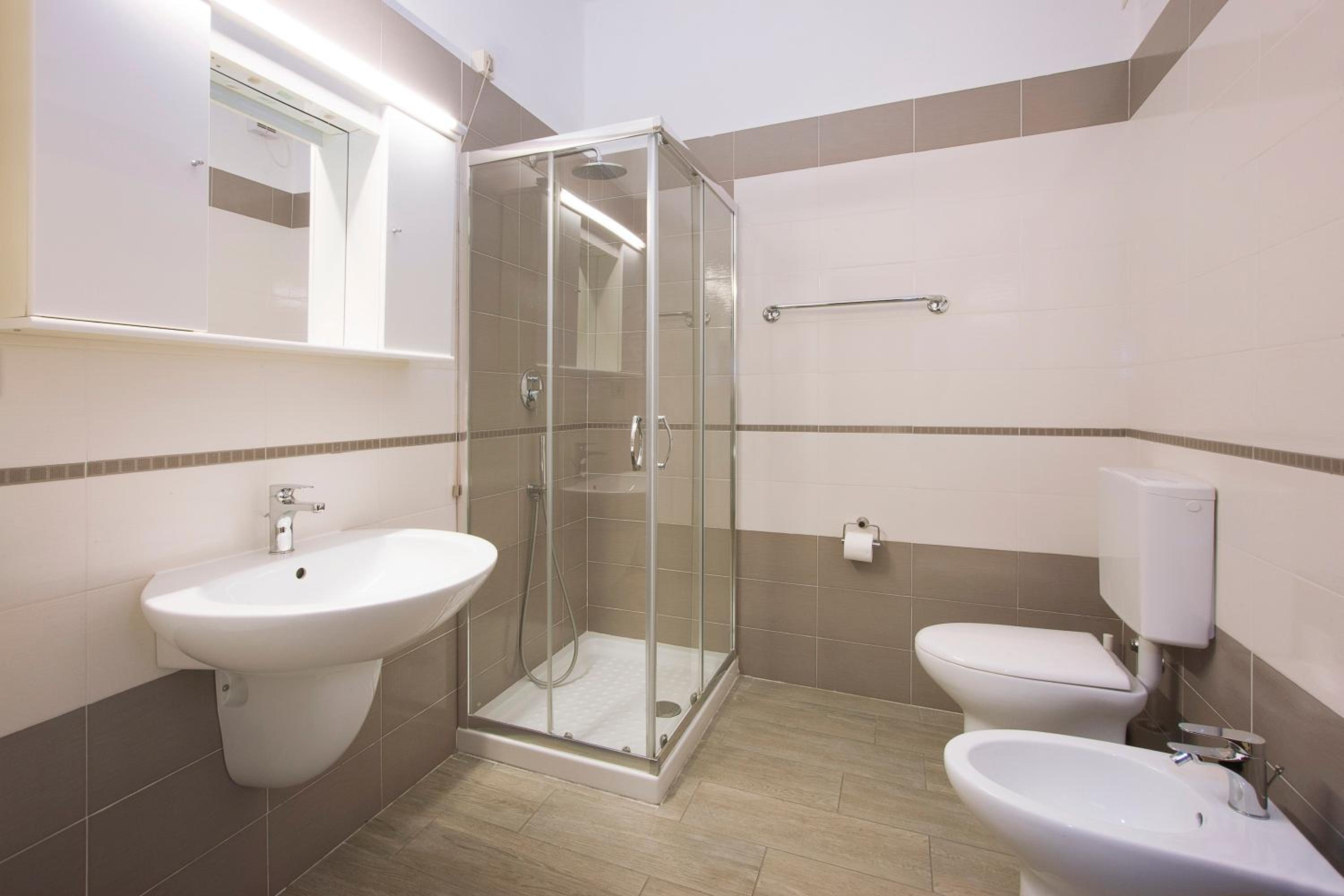 One-Bedroom Apartment (5 Adults) photo 2