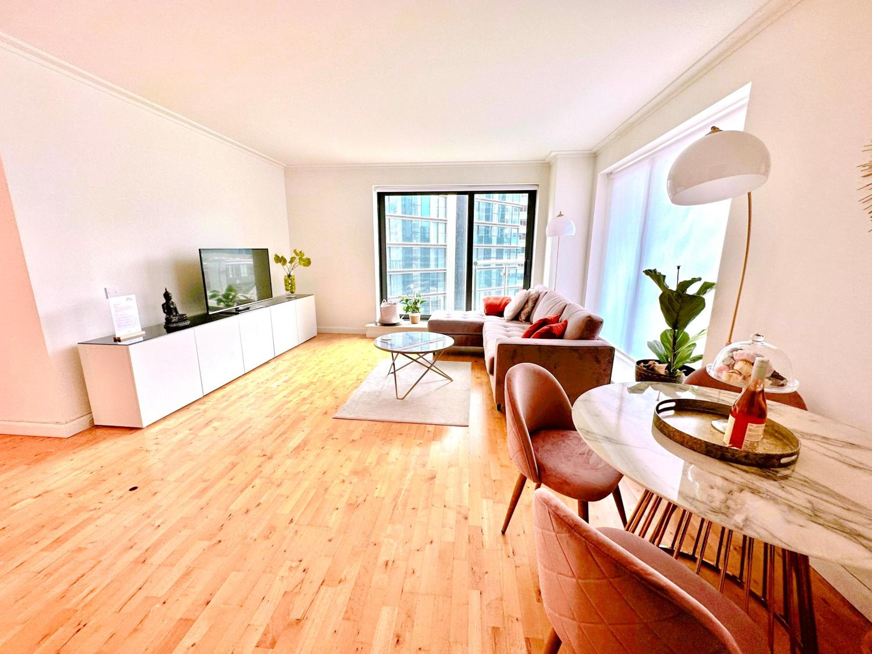 Large Modern Apartment photo 3