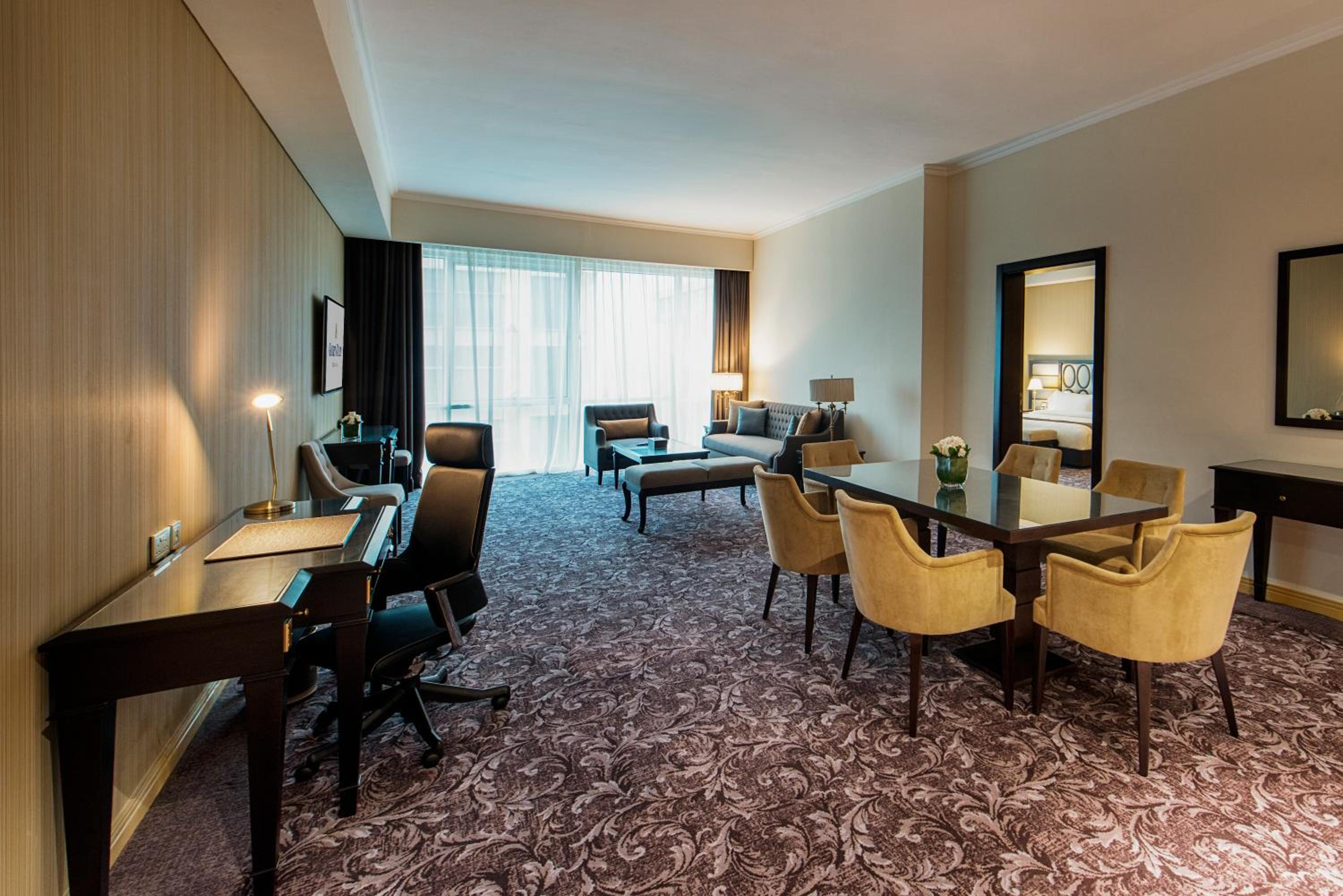 Presidential Suite 1 King Bed, 127Sqm, Breakfast Inc., Kitchen, Living Room, Executive Club photo 3