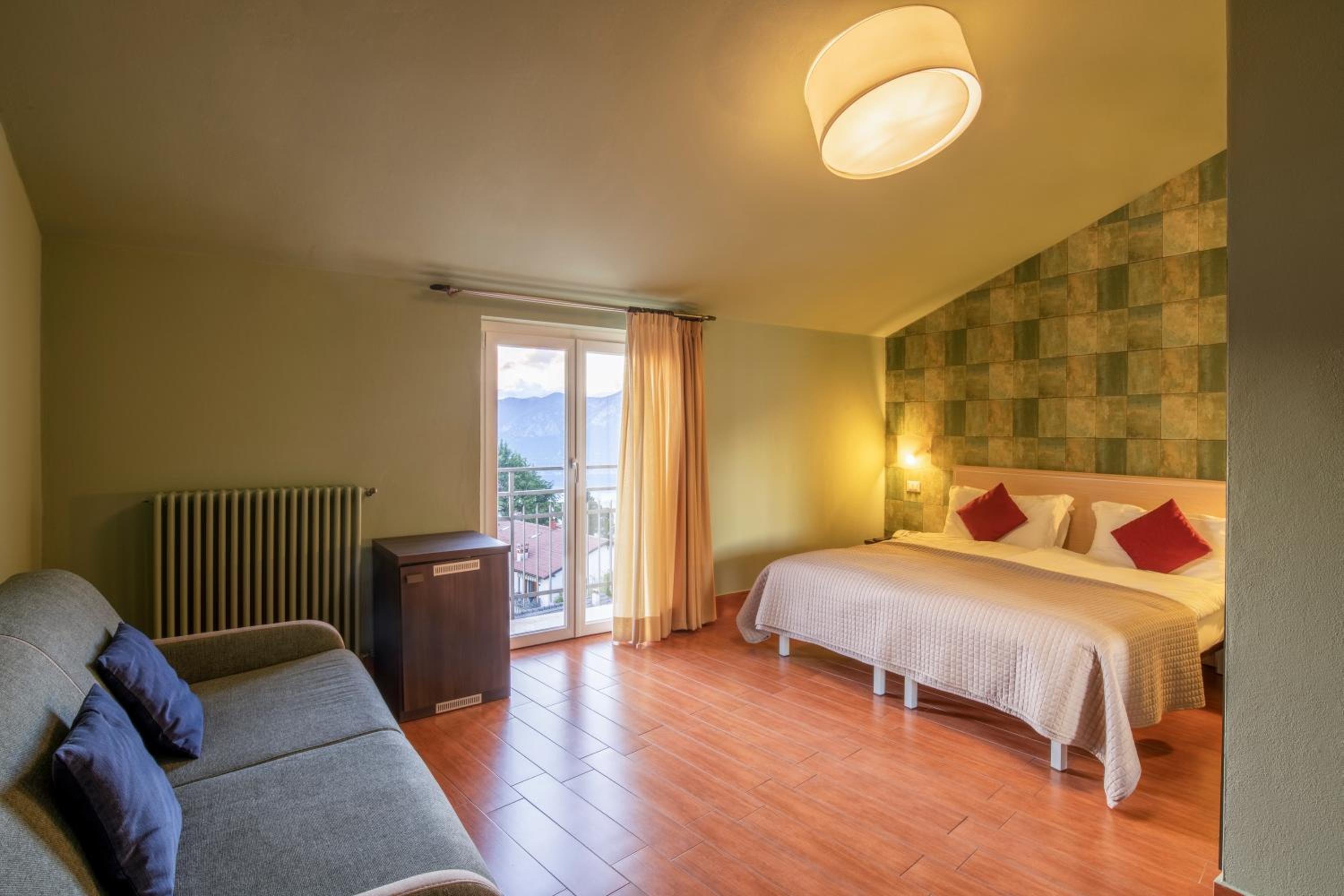 Deluxe Double or Twin Room with Lake View photo 2