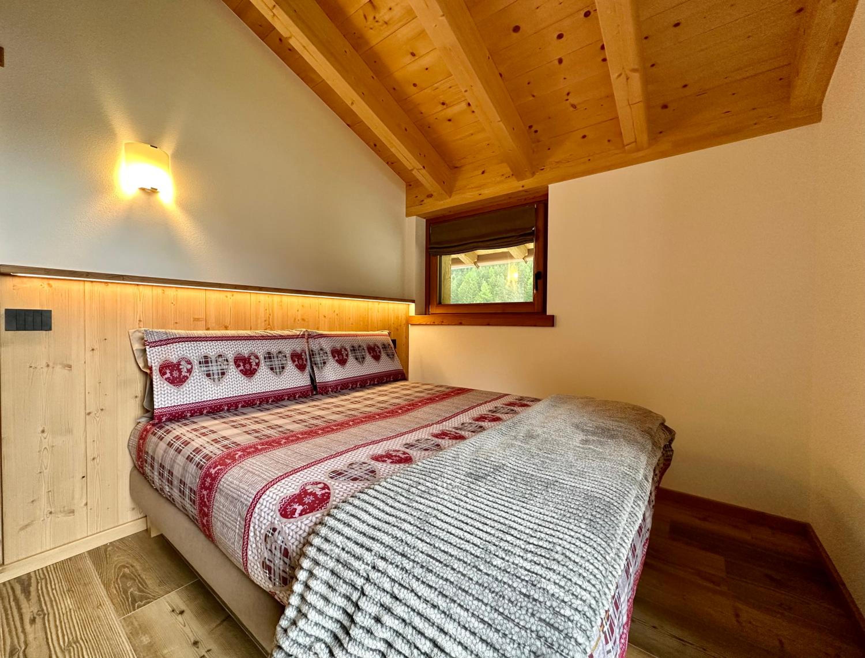 One-Bedroom Apartment With Balcony And Mountain View  