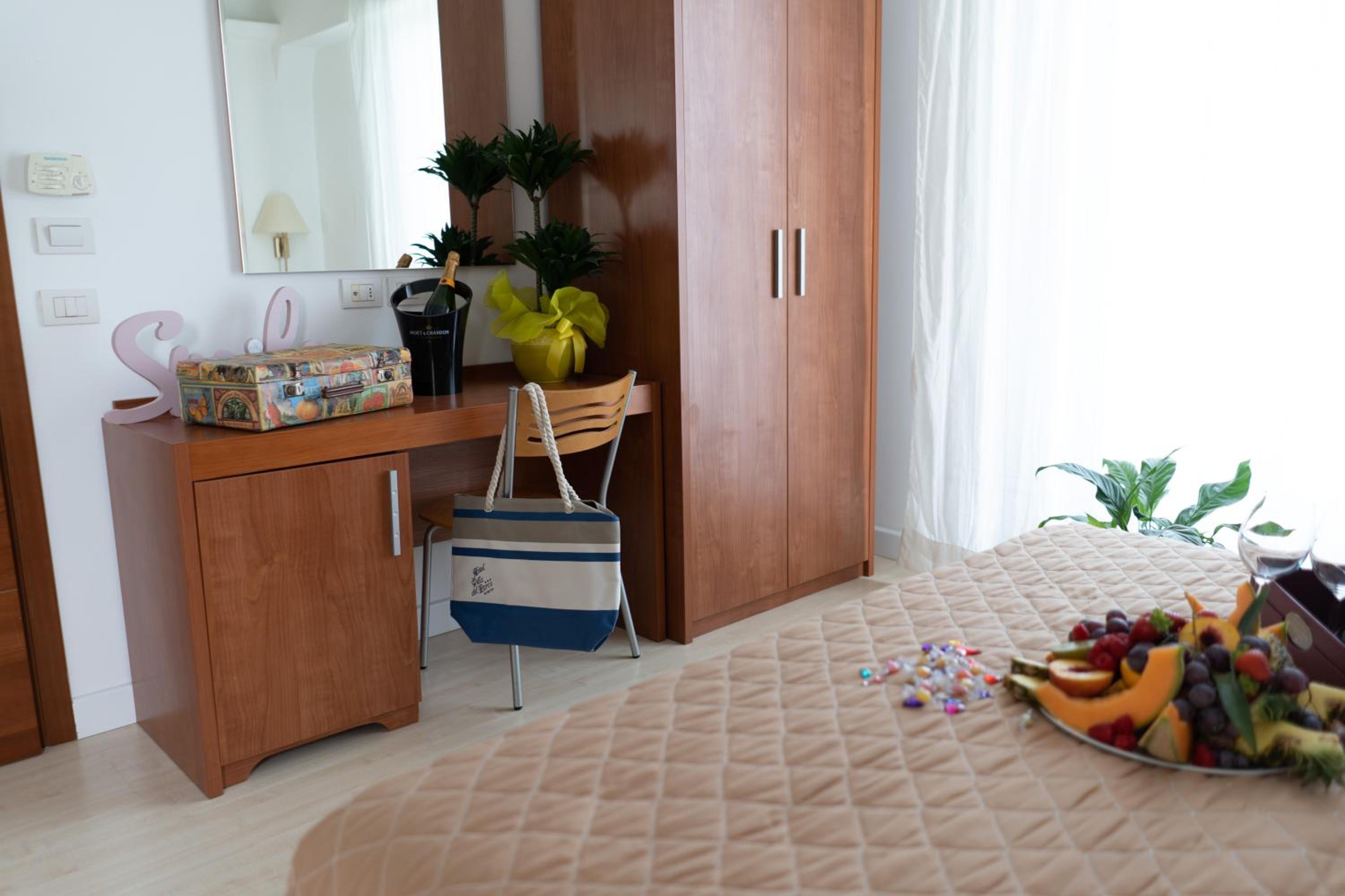 Double Room with Balcony and Sea View - Photo 9