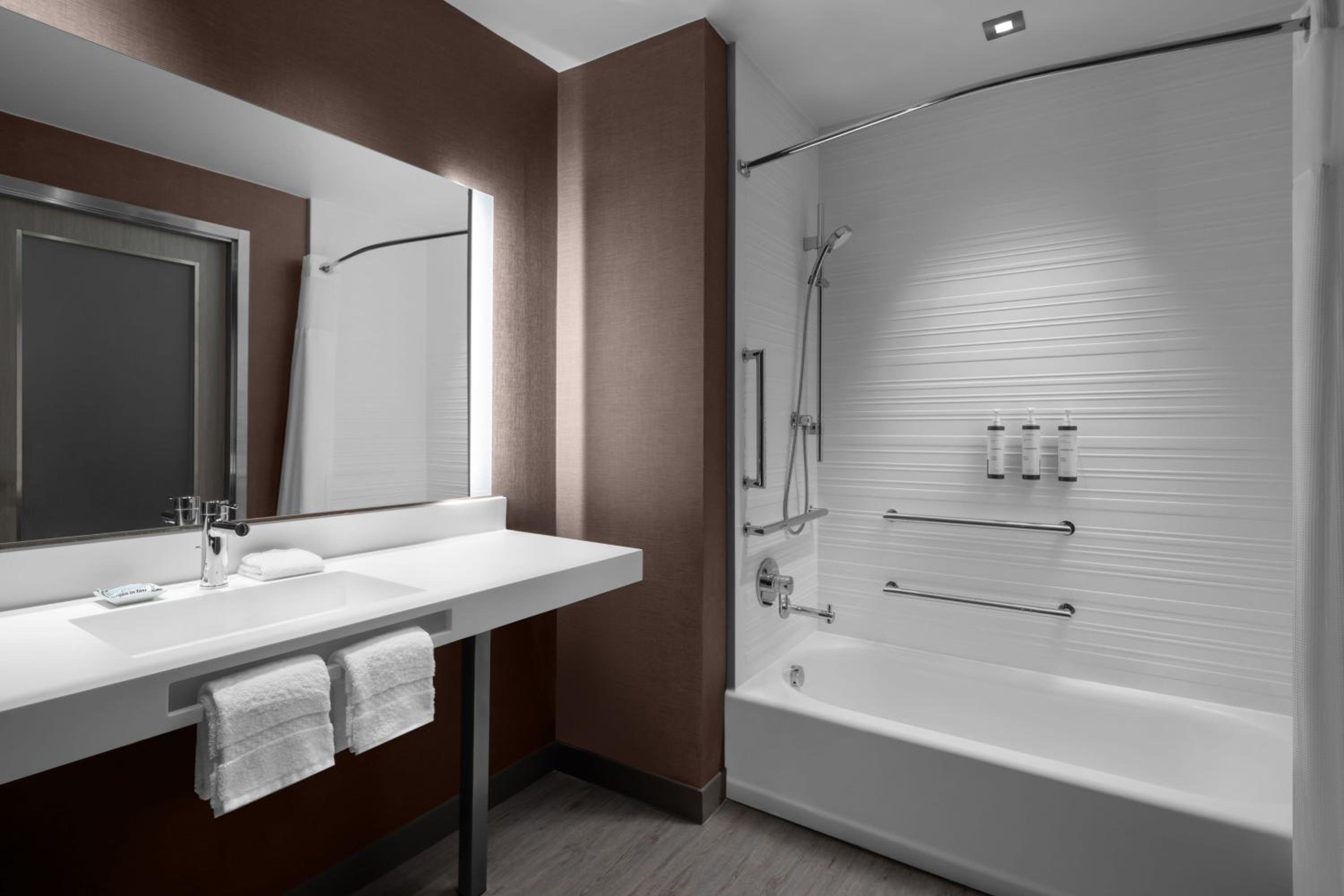 King Room with City View - Photo 3