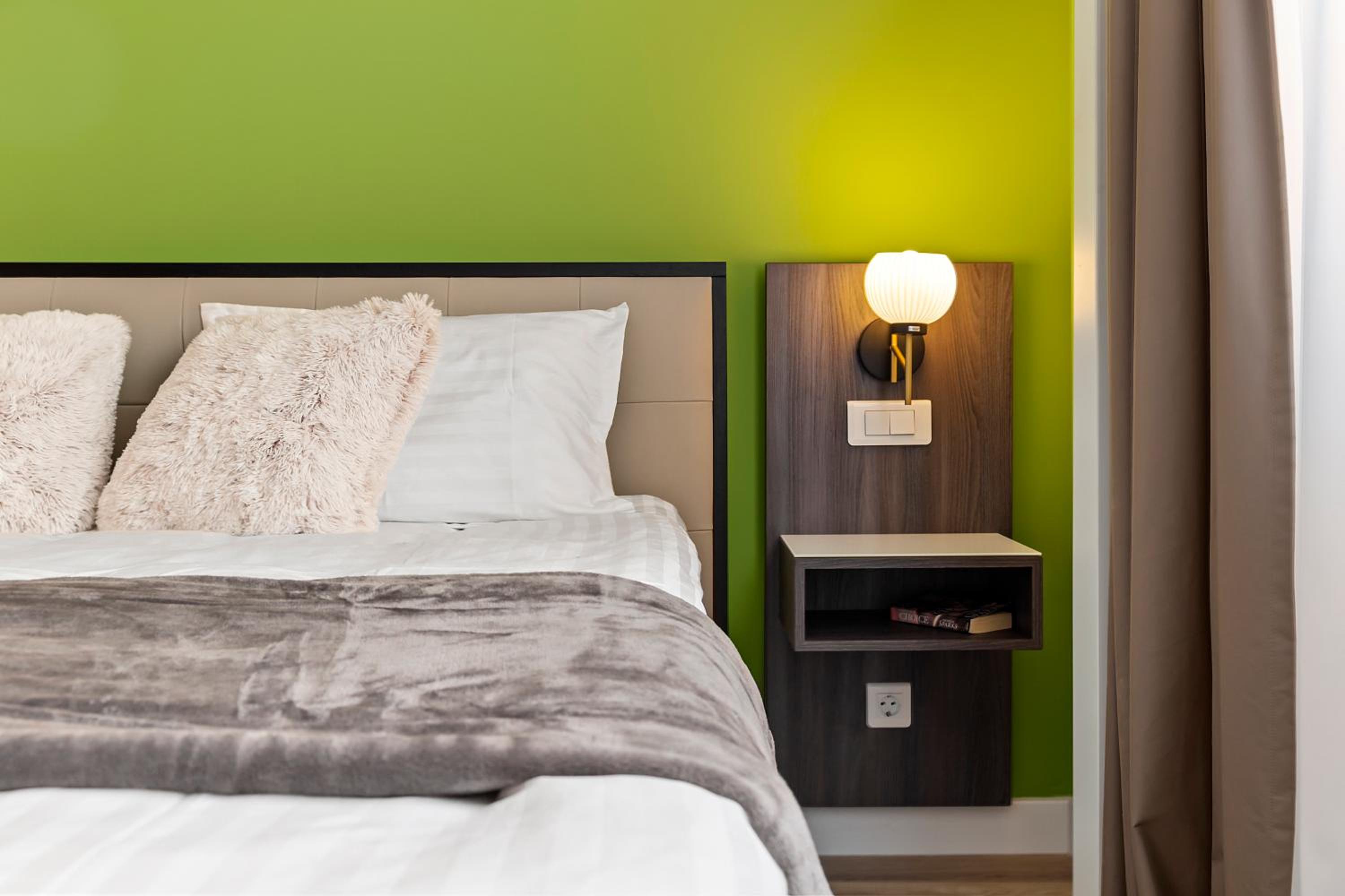 Deluxe King Room - Photo 7