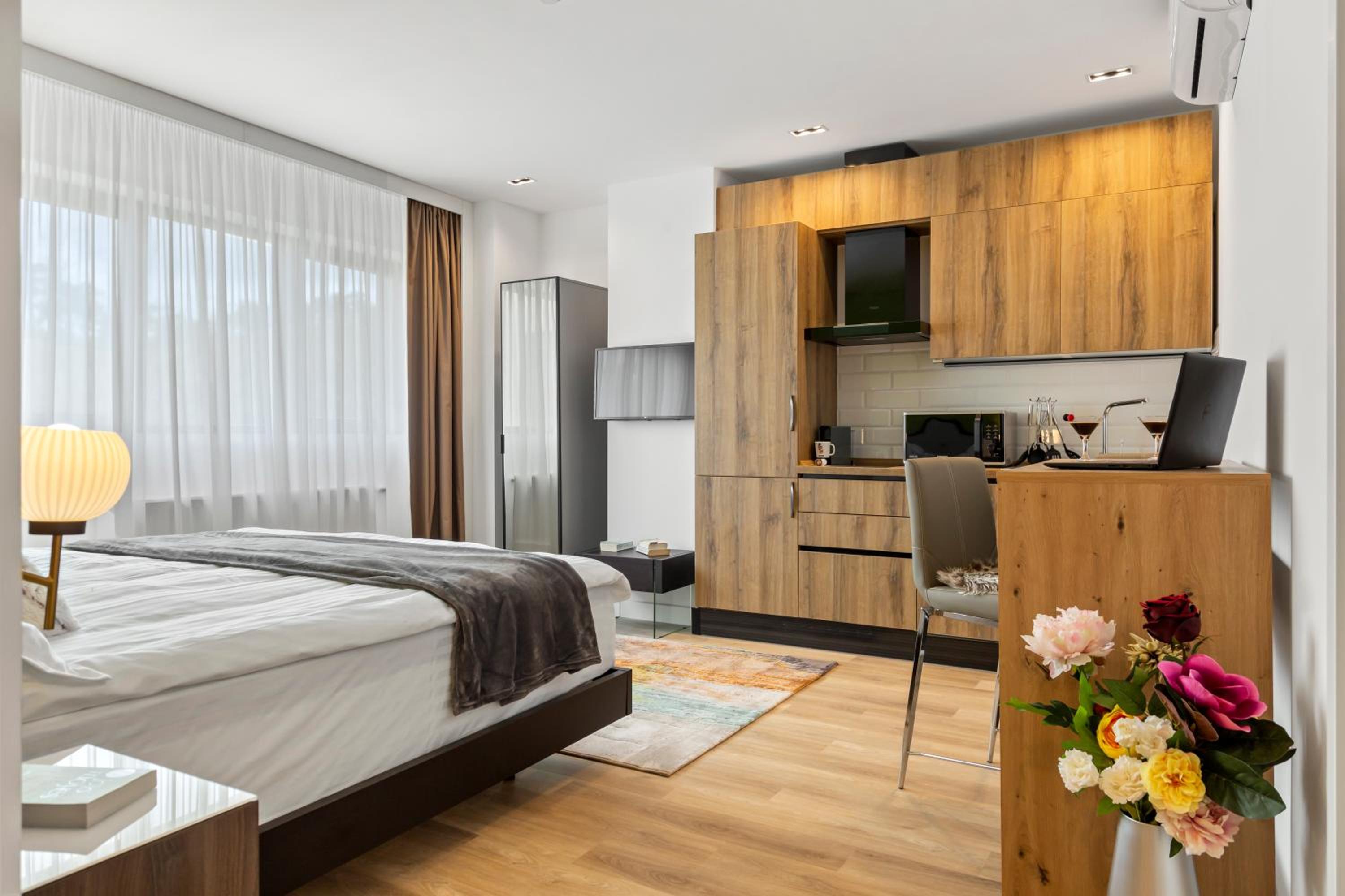 Deluxe King Room - Photo 10