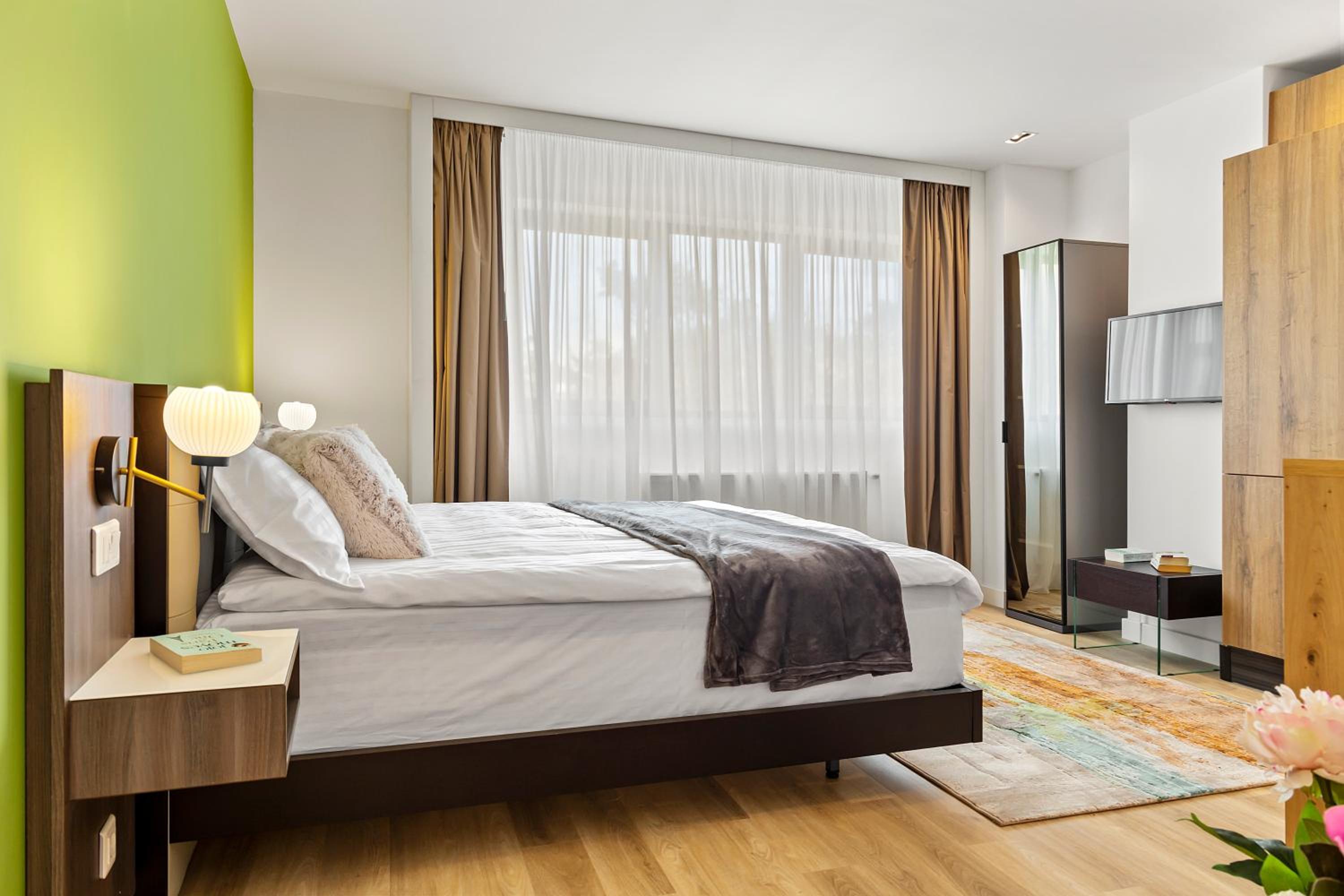 Deluxe King Room - Photo 9