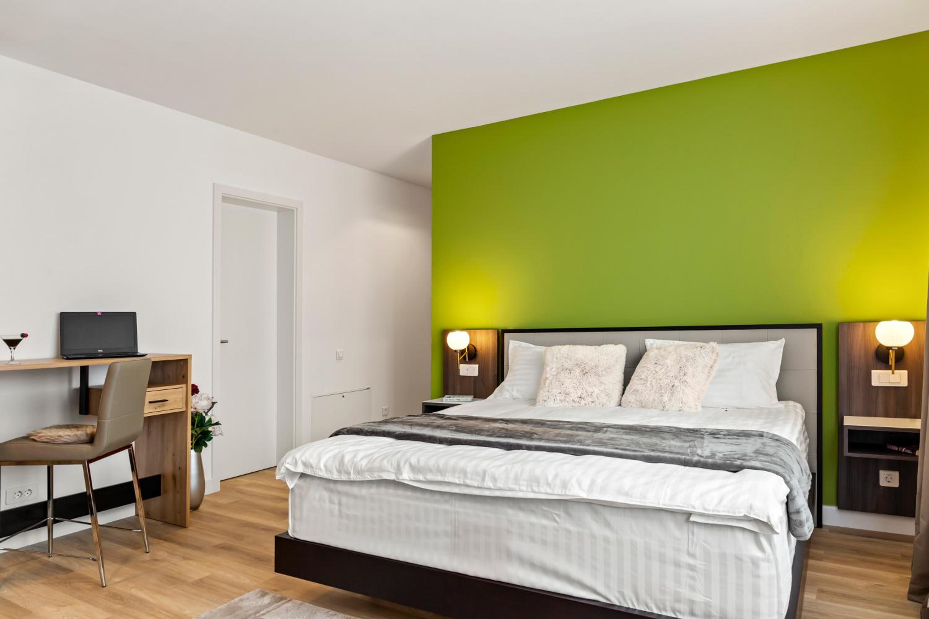 Deluxe King Room - Photo 8