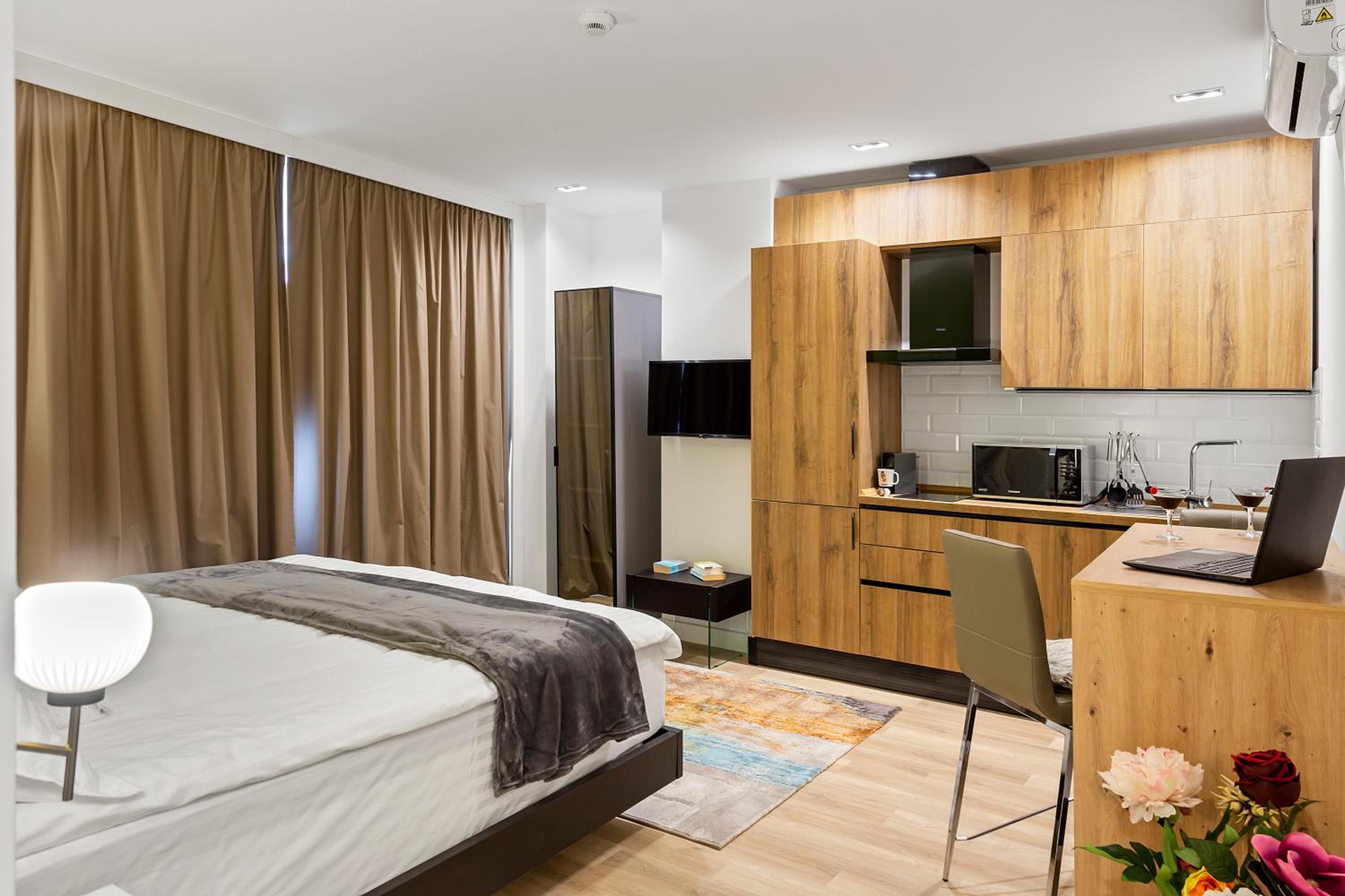 Deluxe King Room - Photo 2