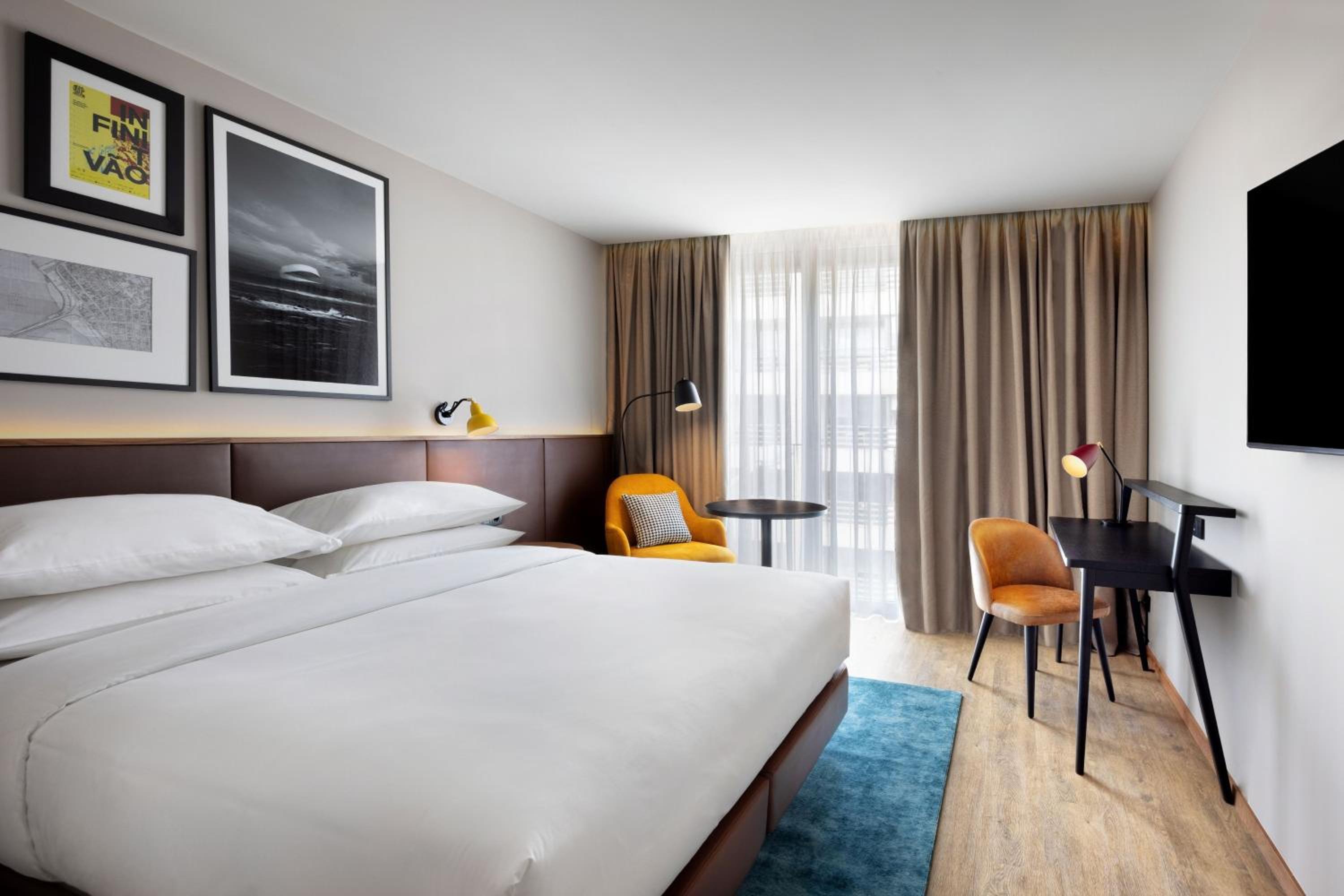 Deluxe King Room - Photo 2