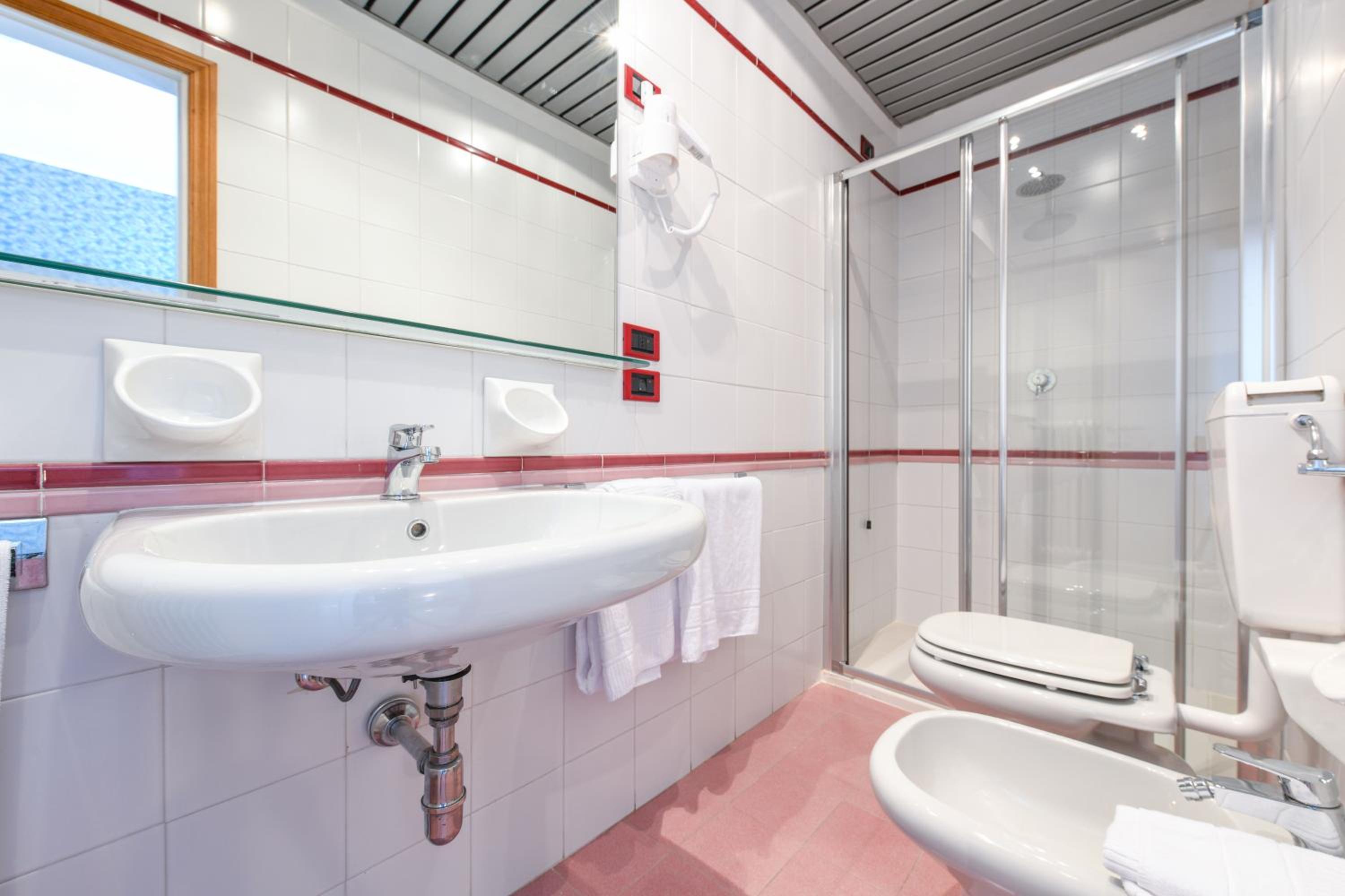 Double Room with Balcony - Photo 12