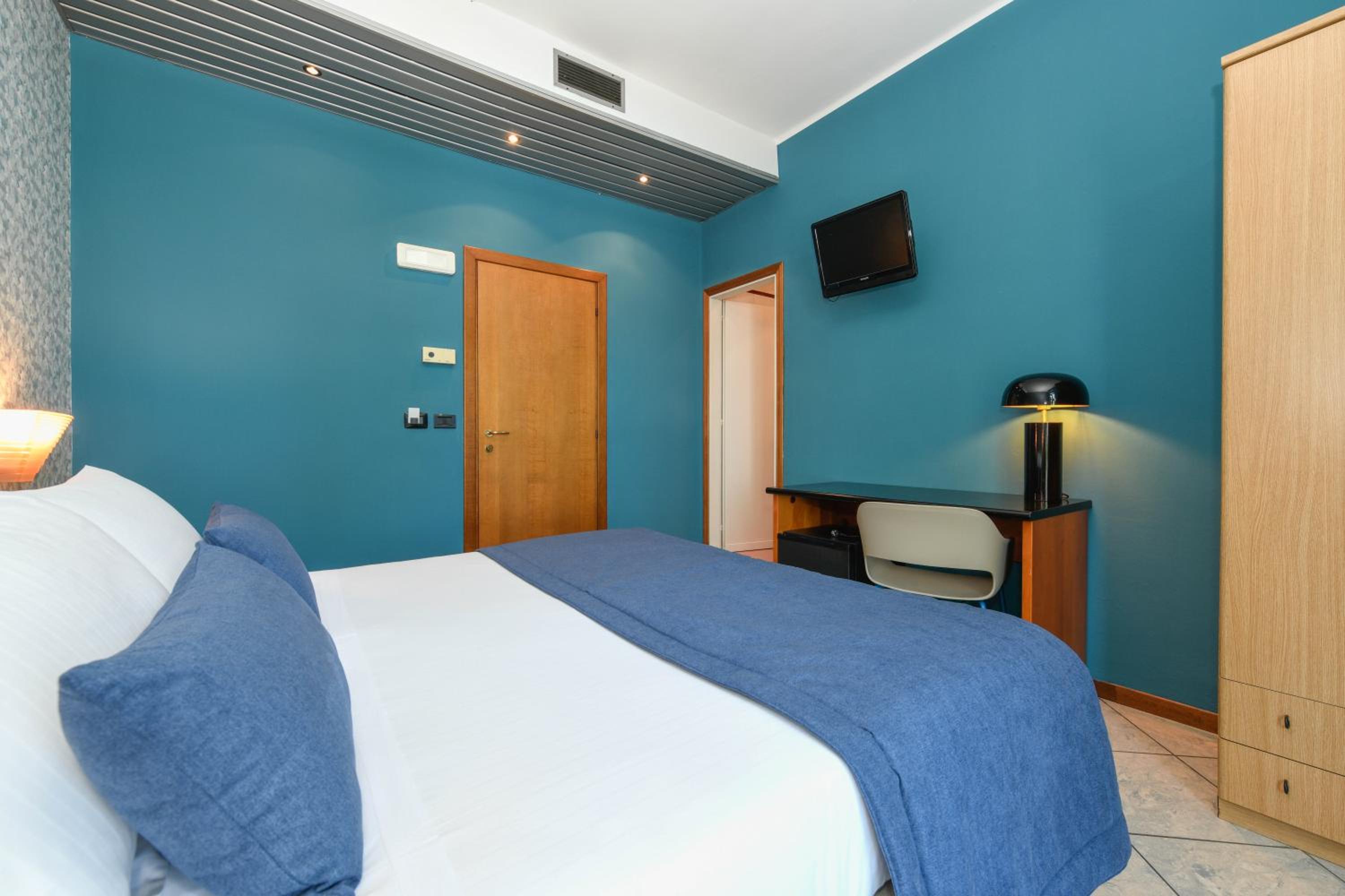 Double Room with Balcony - Photo 11