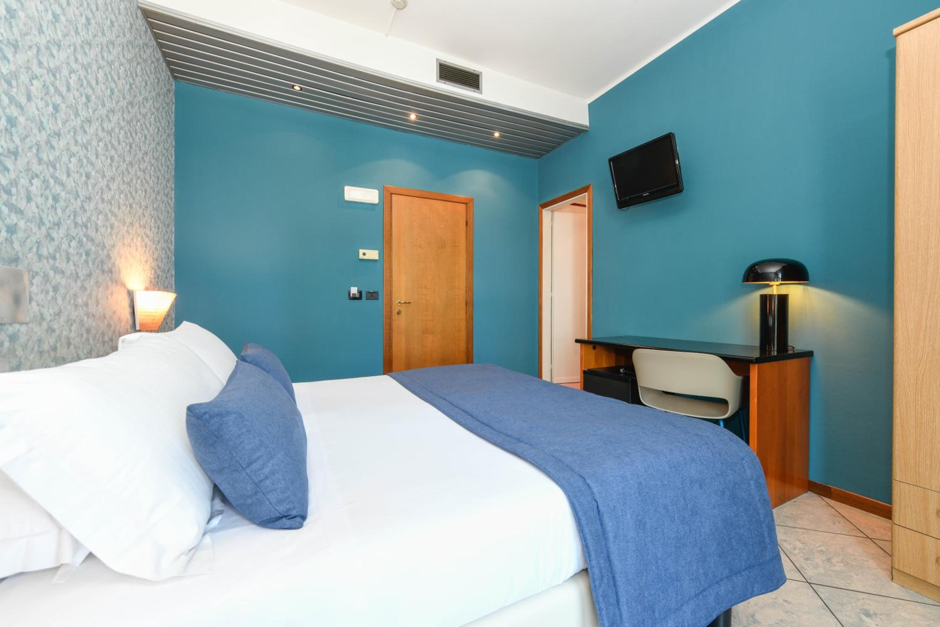 Double Room with Balcony - Photo 15