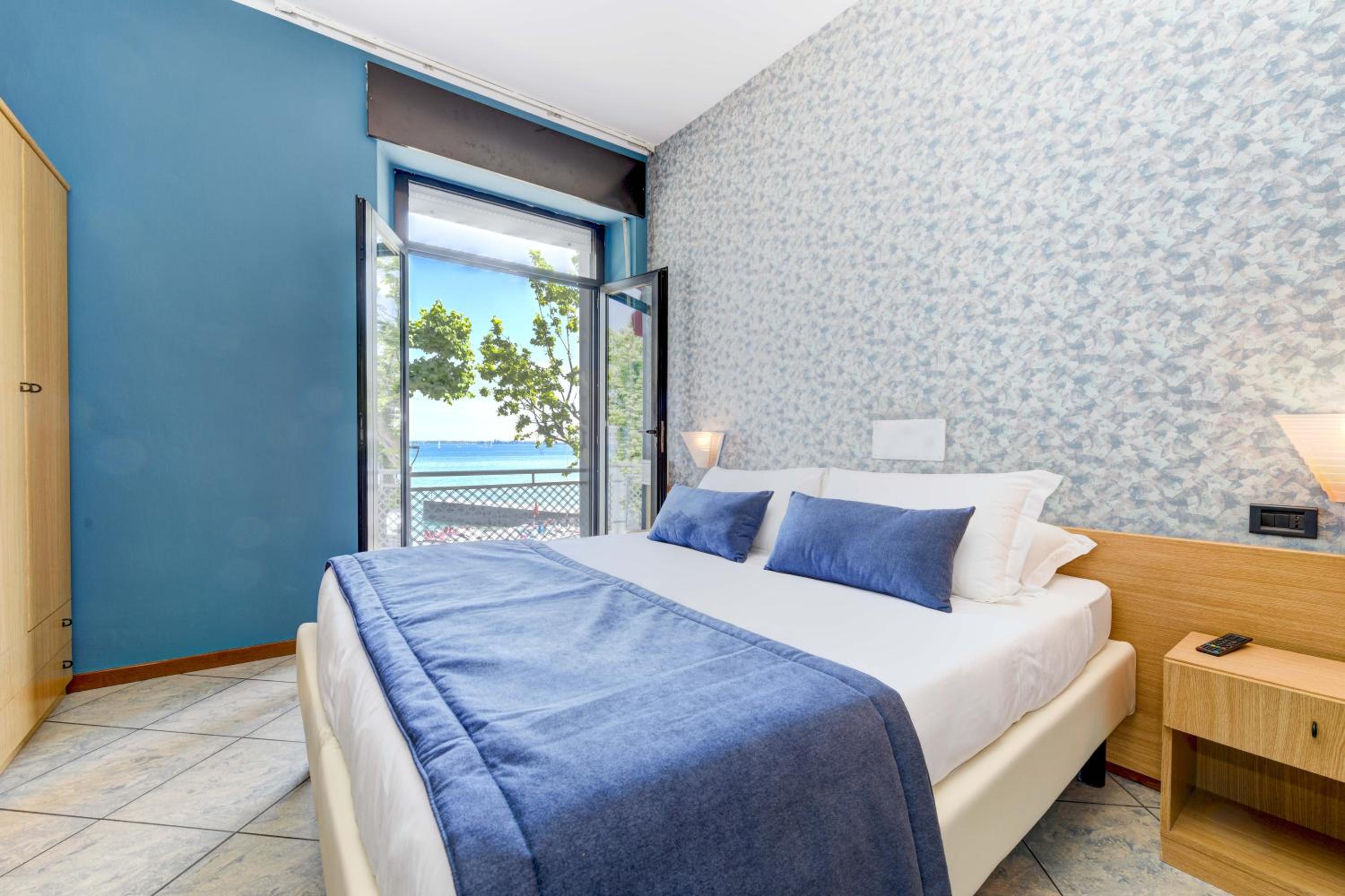 Double Room with Balcony - Photo 5