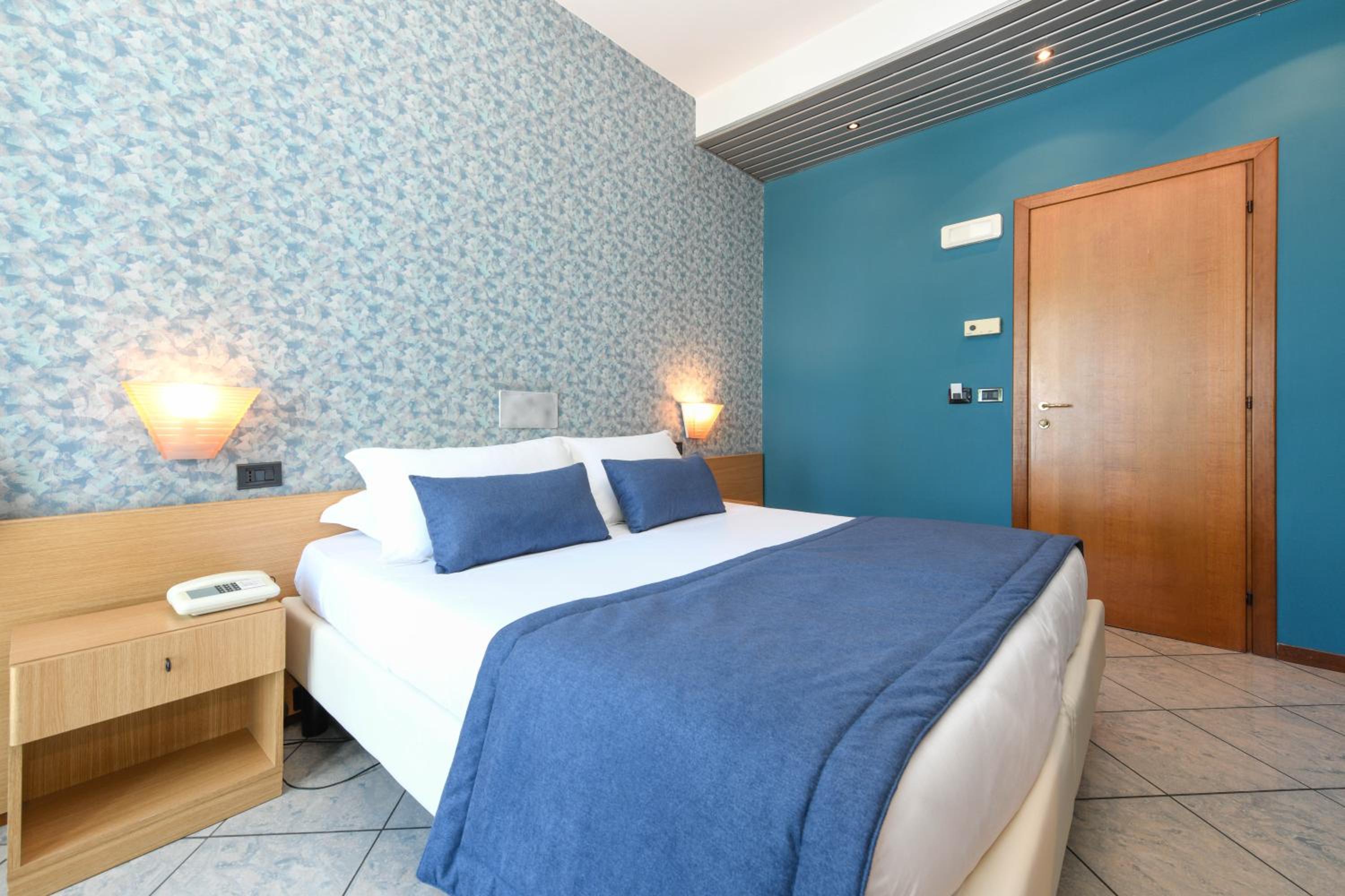 Double Room with Balcony - Photo 9