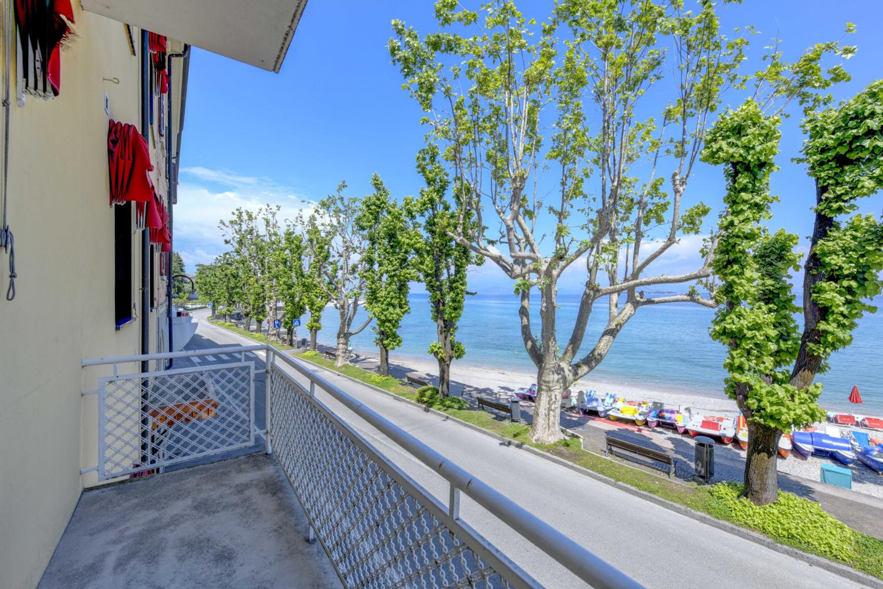 Double Room with Balcony - Photo 8