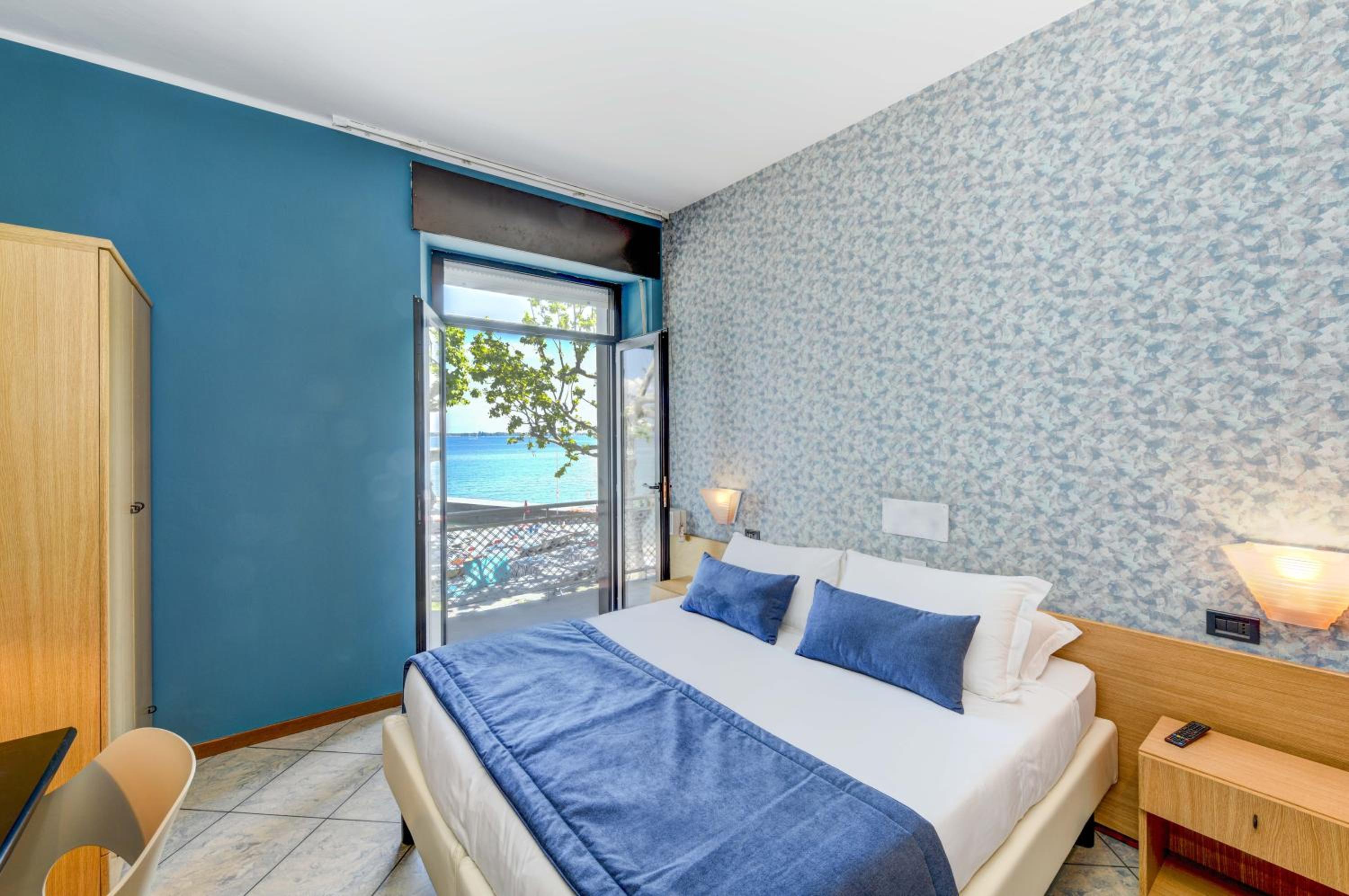 Double Room with Balcony - Photo 6
