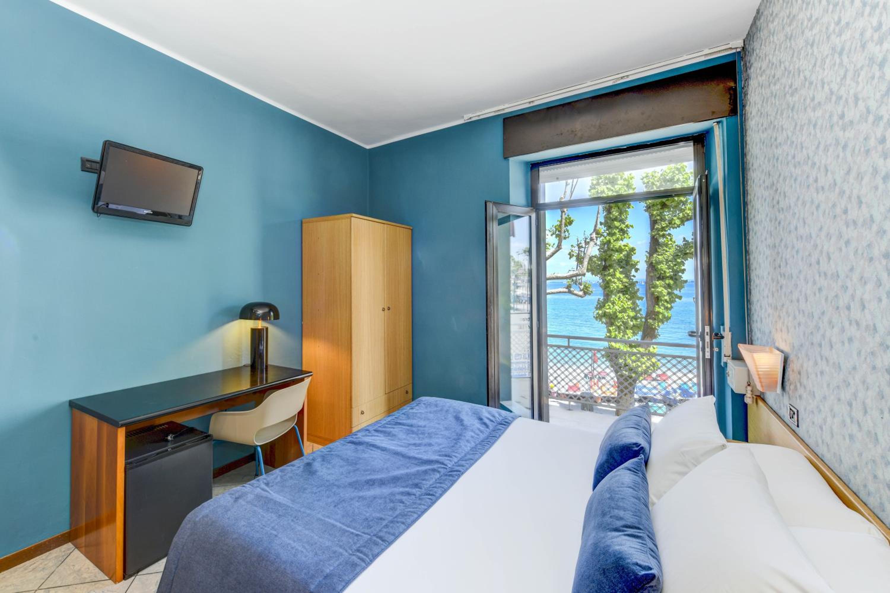 Double Room with Balcony - Photo 3