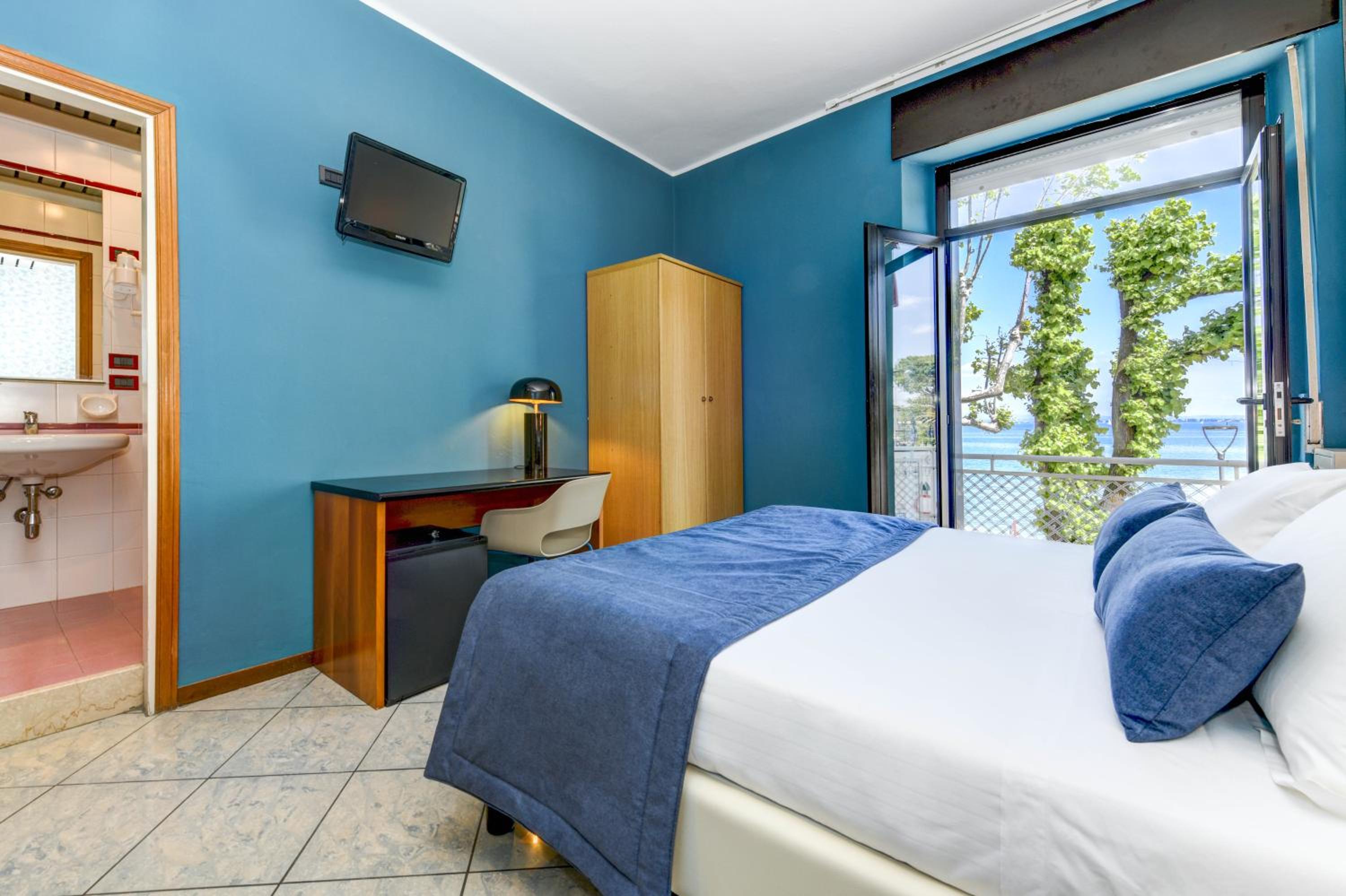 Double Room with Balcony - Photo 2