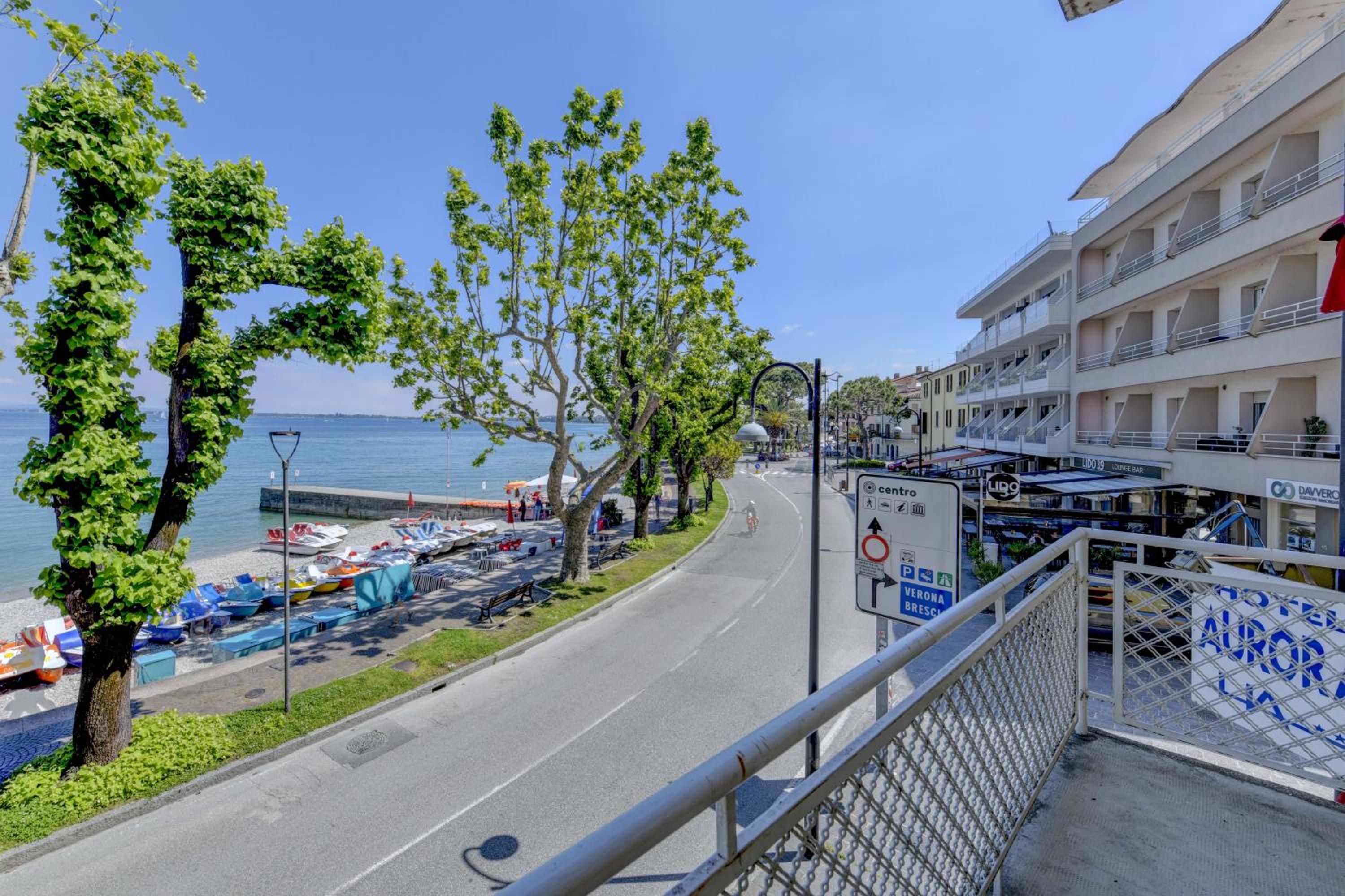 Double Room with Balcony - Photo 10