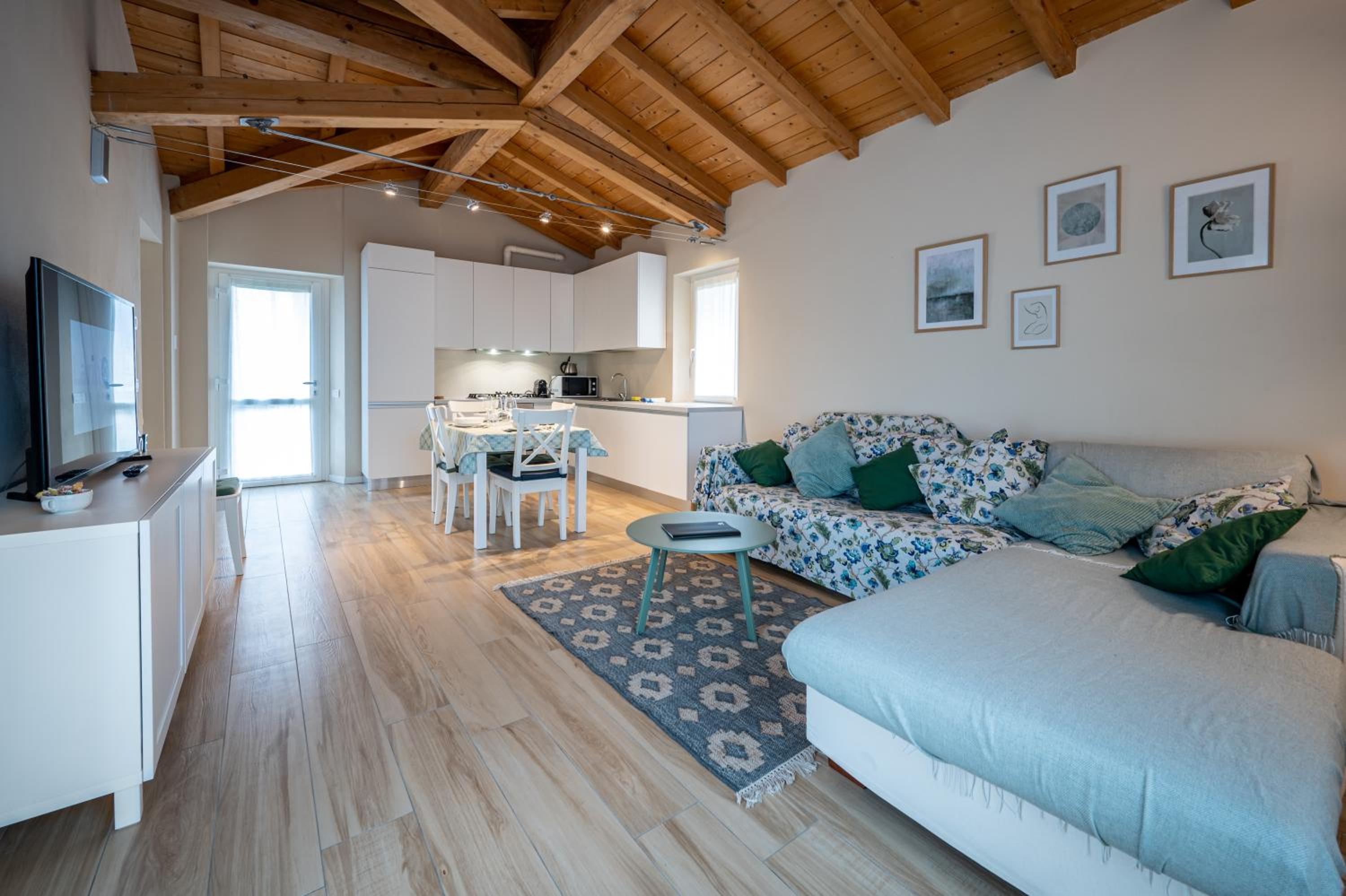 Apartment with Balcony photo 1