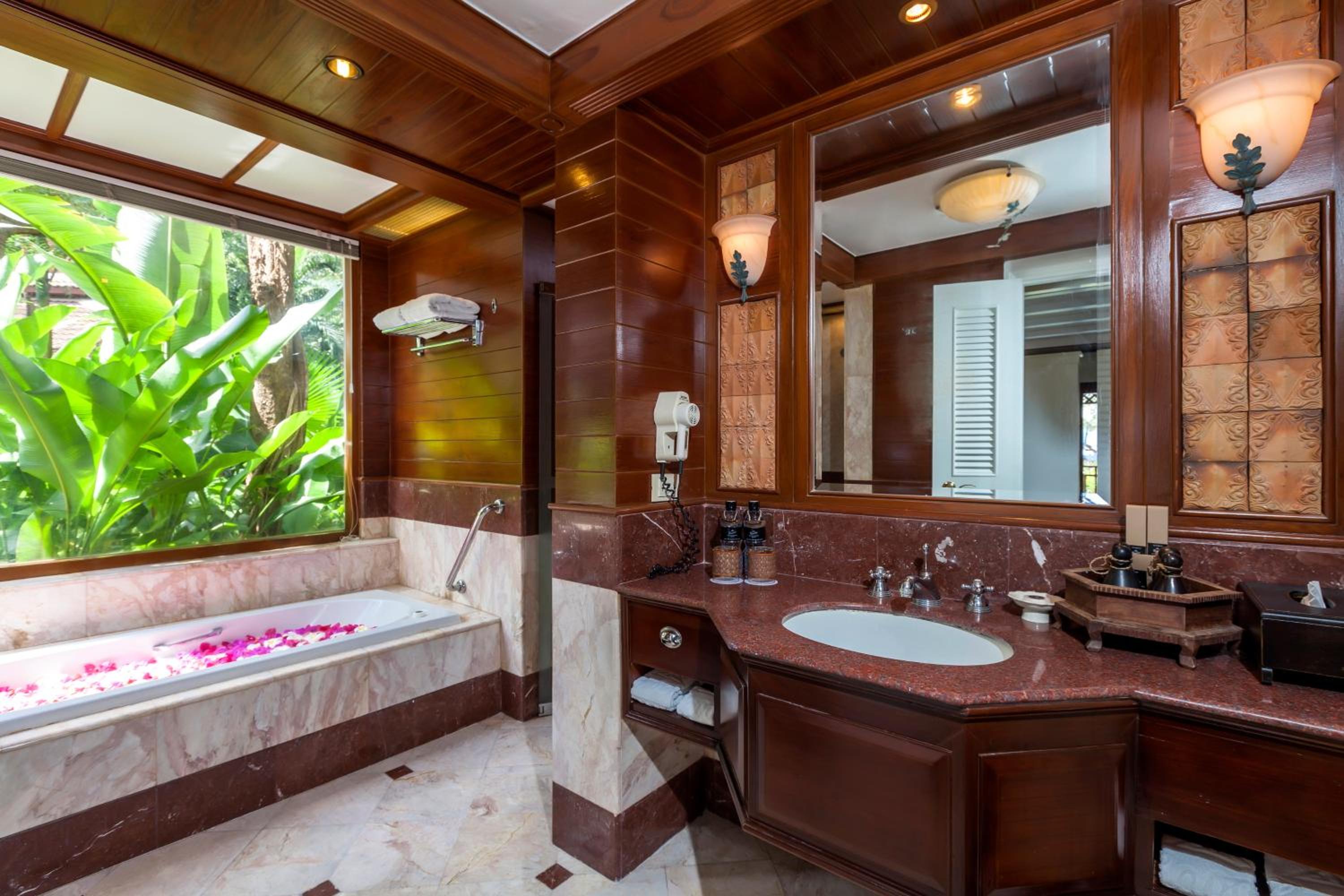 Lagoon Poolside with Bathtub - Photo 14