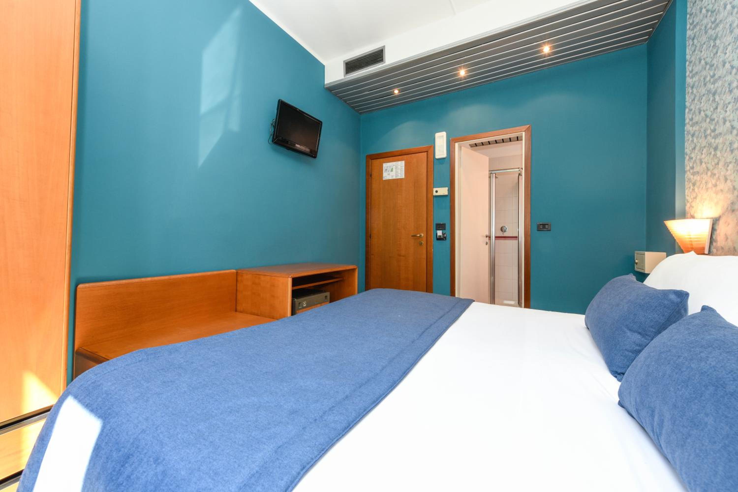 Economy Double Room - Photo 9