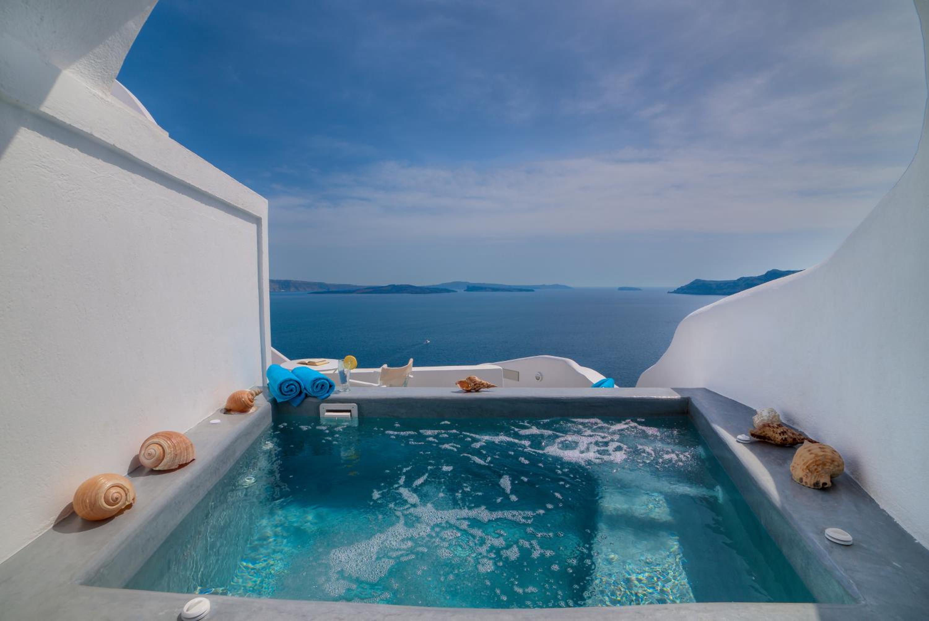 Superior Cave Suite with Hot Tub photo 2