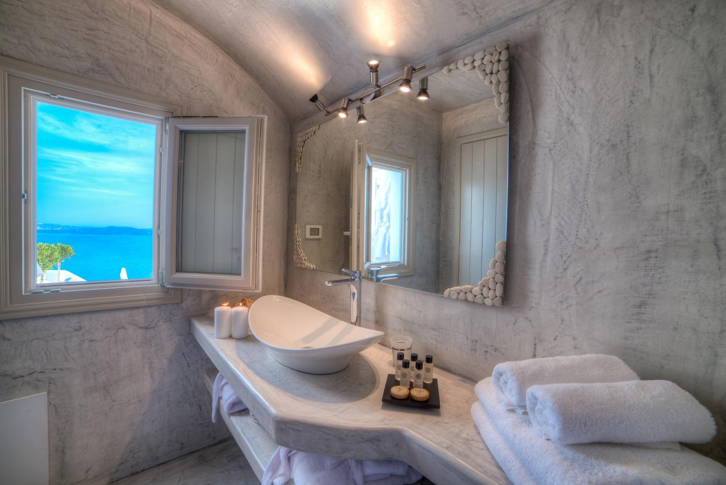 Superior Cave Suite with Hot Tub photo 3