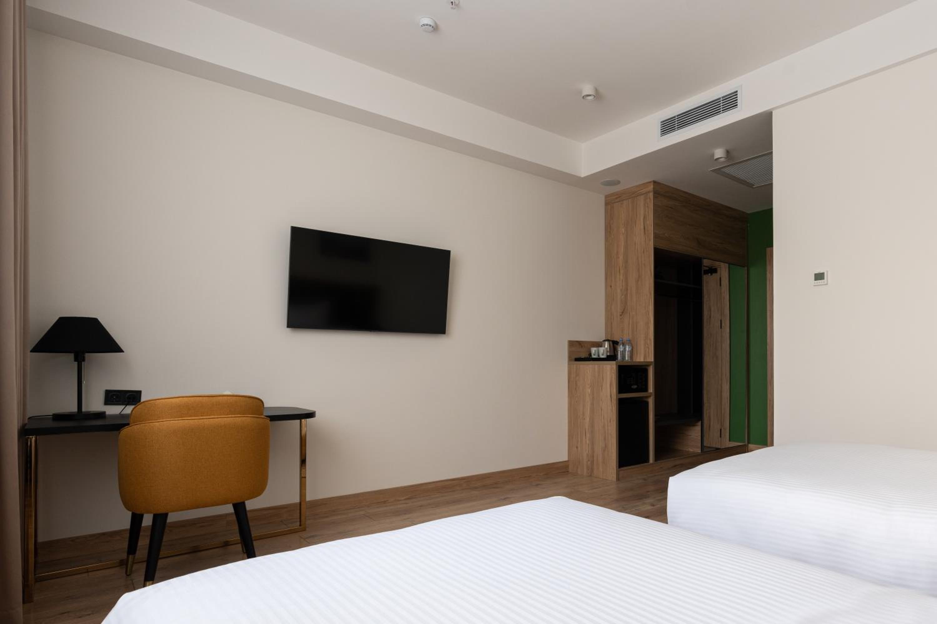 Twin Room - Photo 2