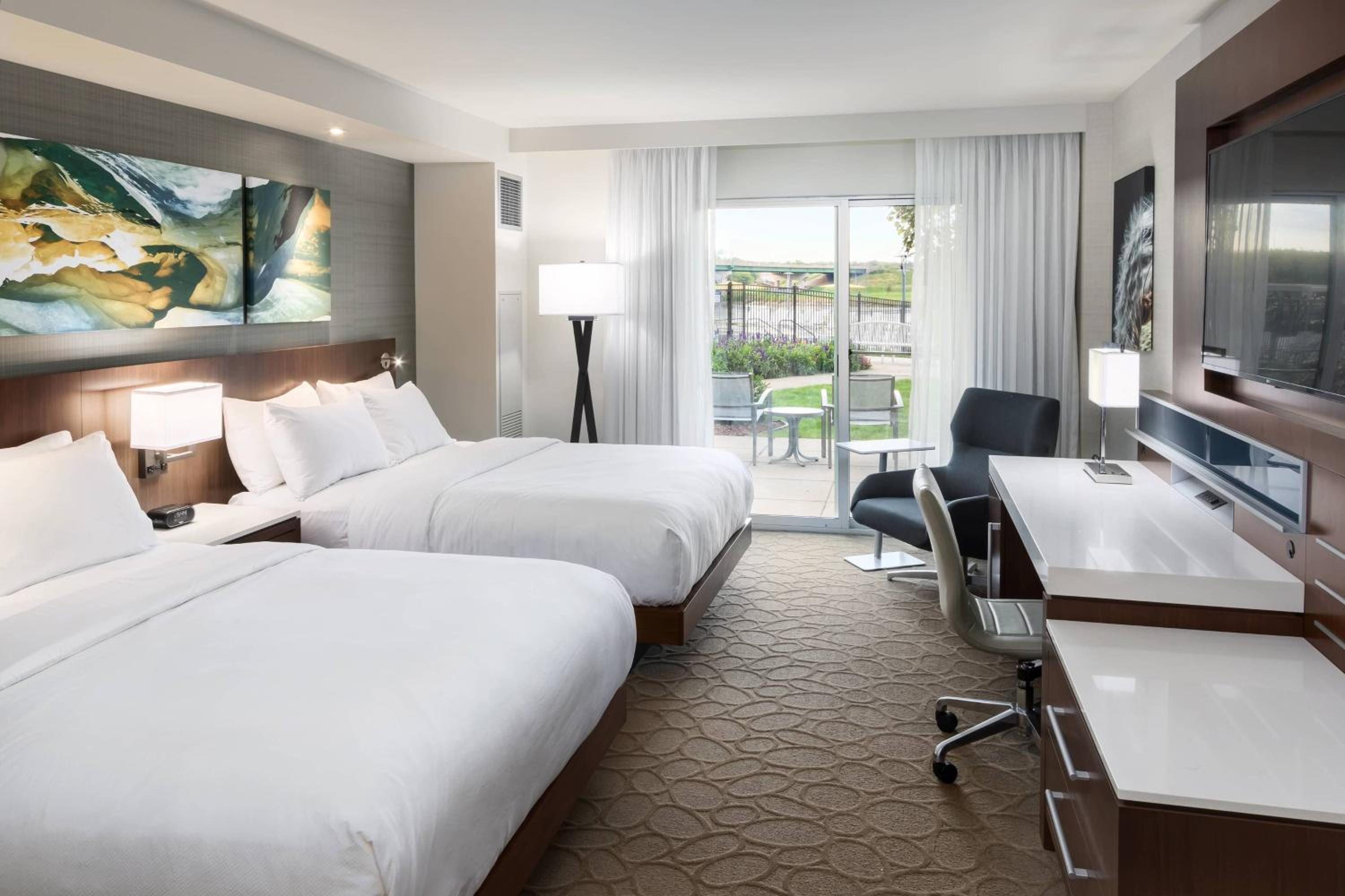 Guest room, 2 Queen, River view, patio - Photo 1