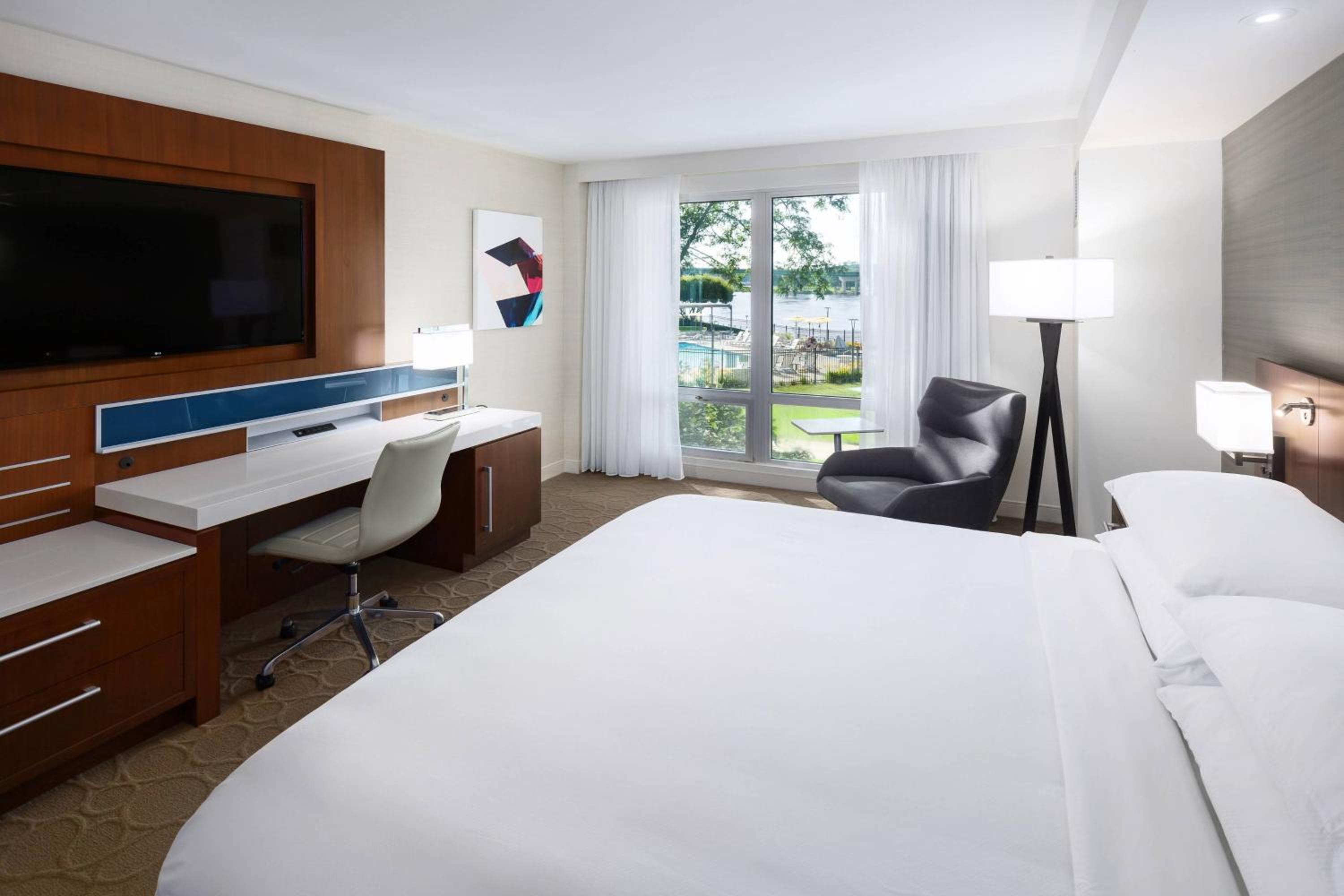 Guest room, 1 King, River view - Photo 1